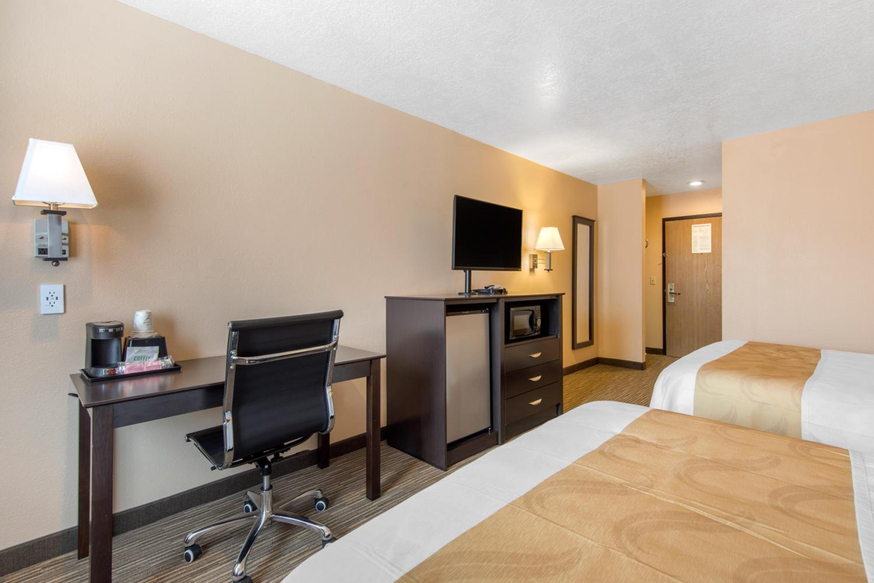 Queen Room with Two Queen Beds - Non-Smoking - Photo 8