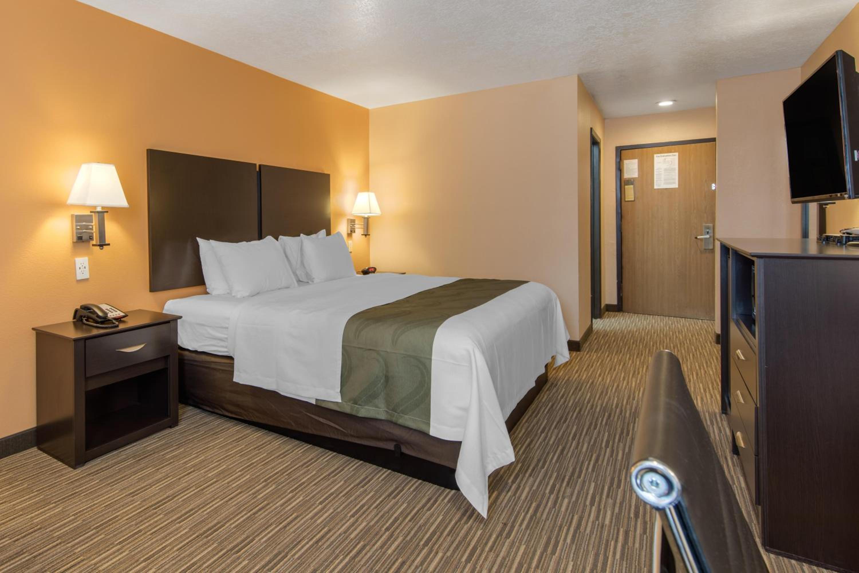 King Room - Non-Smoking - Photo 4
