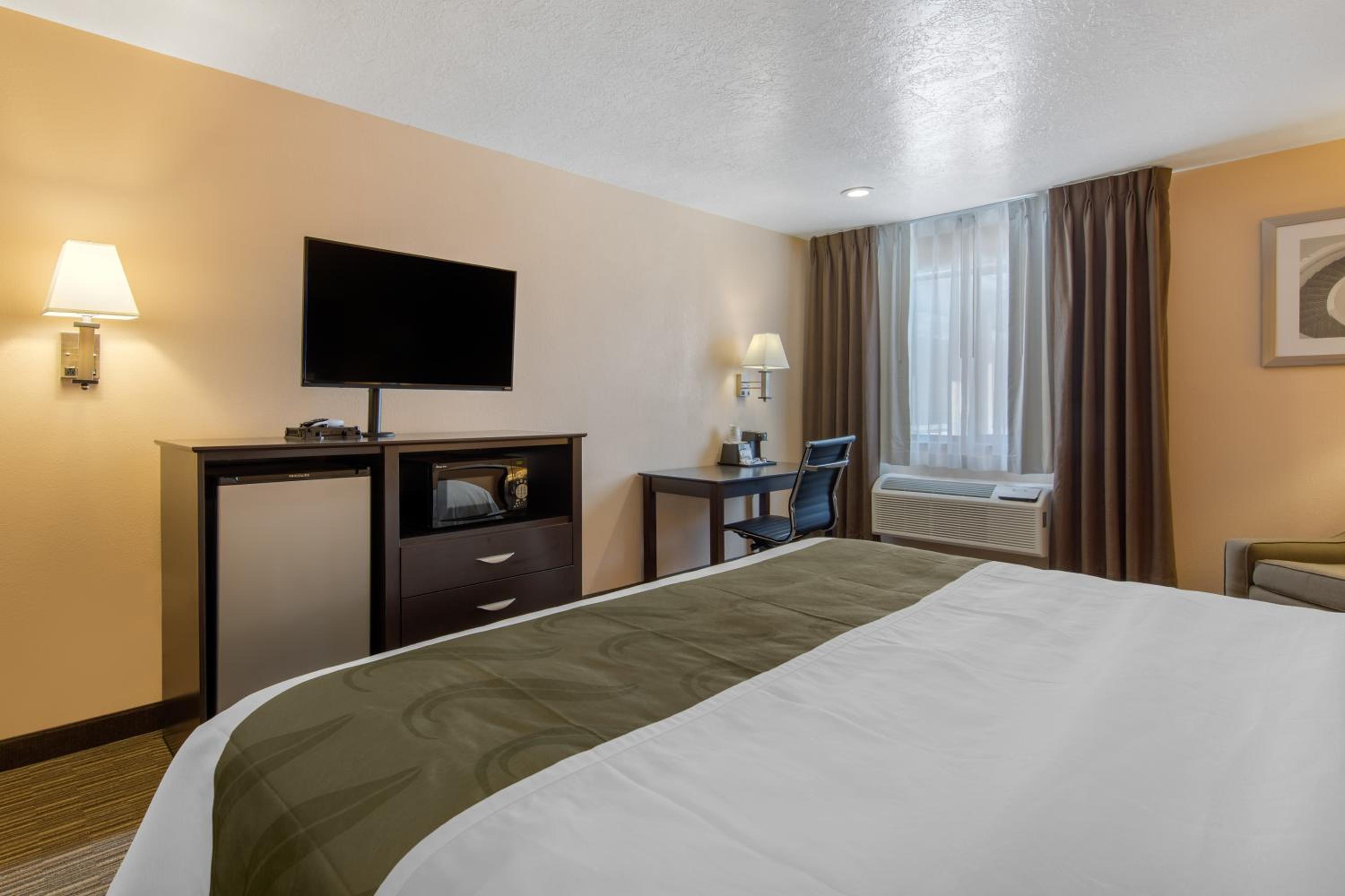 King Room - Non-Smoking - Photo 5