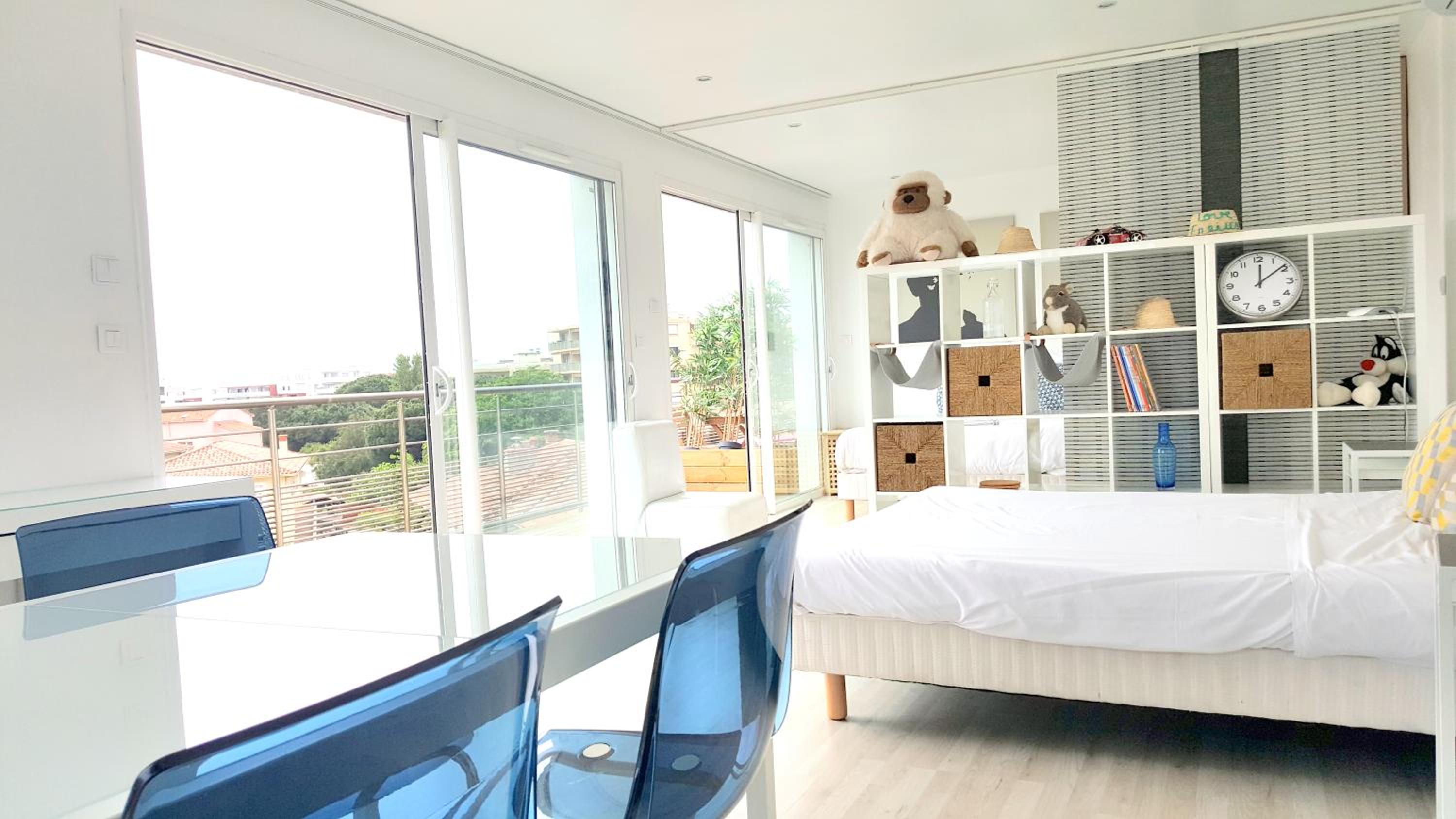 Suite with Hot Tub - Photo 6