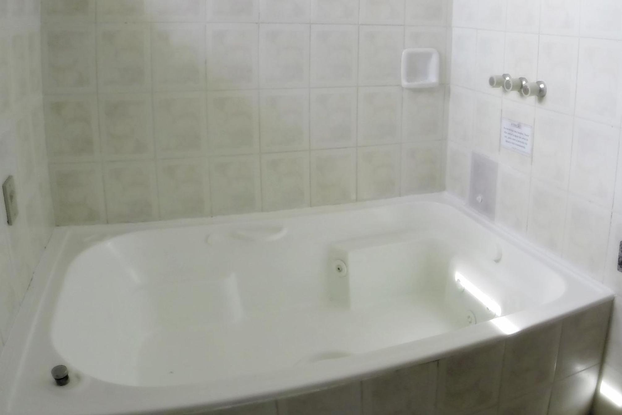 Deluxe Suite with Spa Bath photo 2