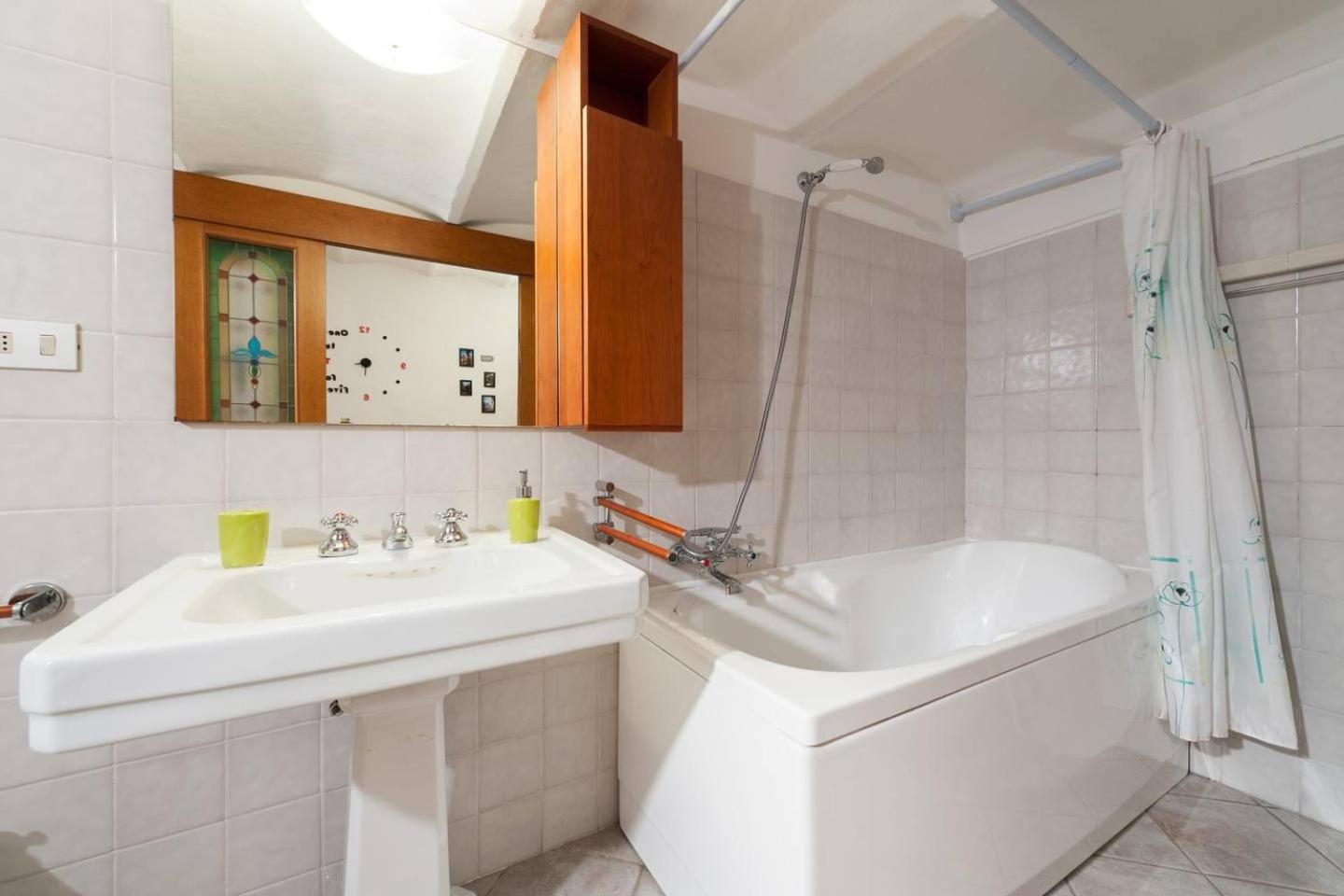 Standard One Bedroom Apartment - Split Level photo 3