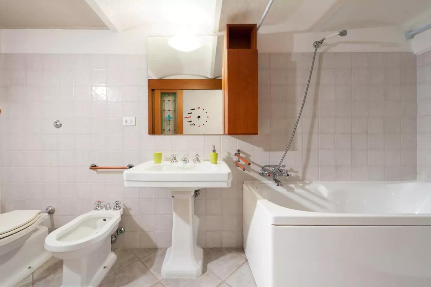 Standard One Bedroom Apartment - Split Level photo 2