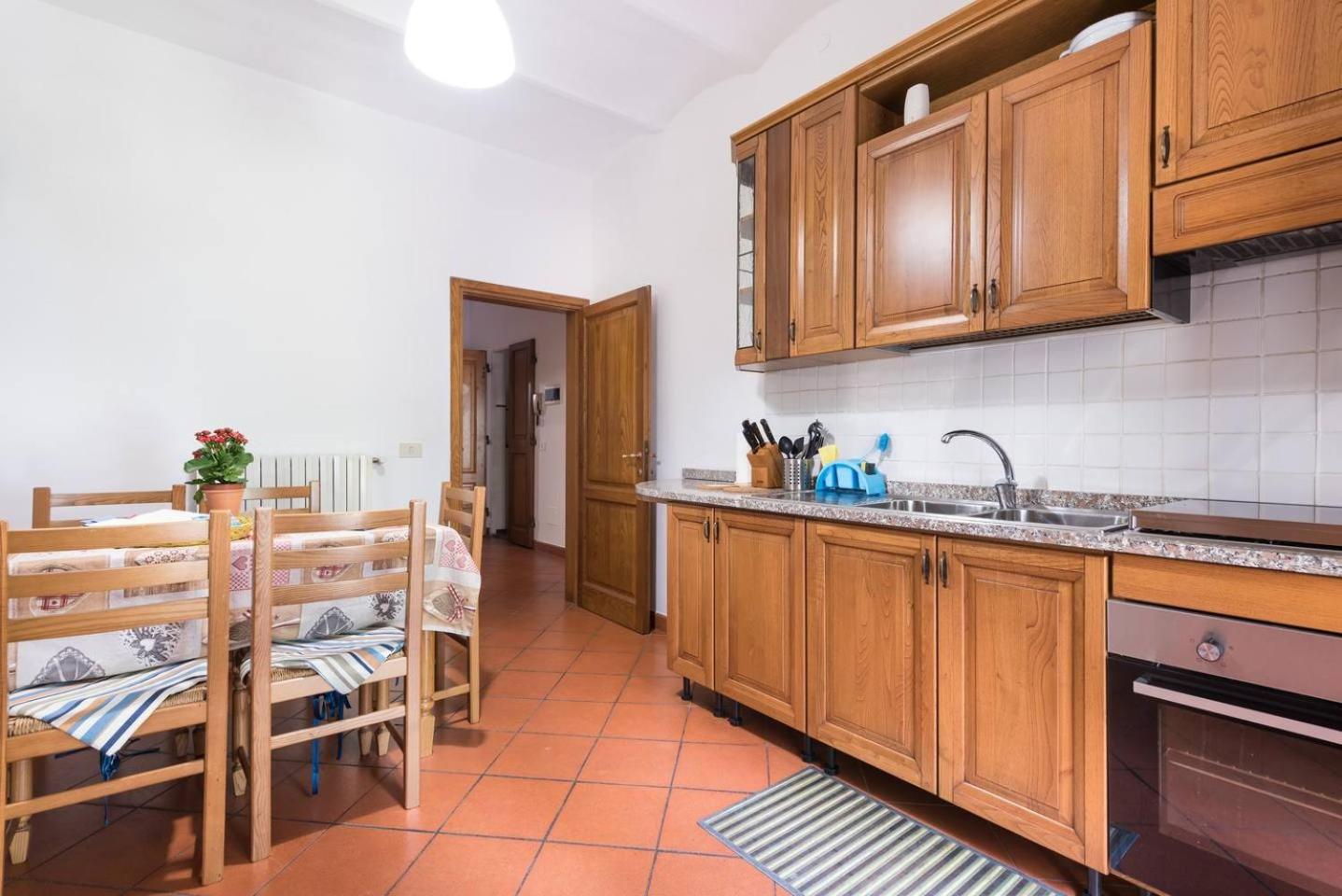 Three-Bedroom Apartment with Garden photo 3