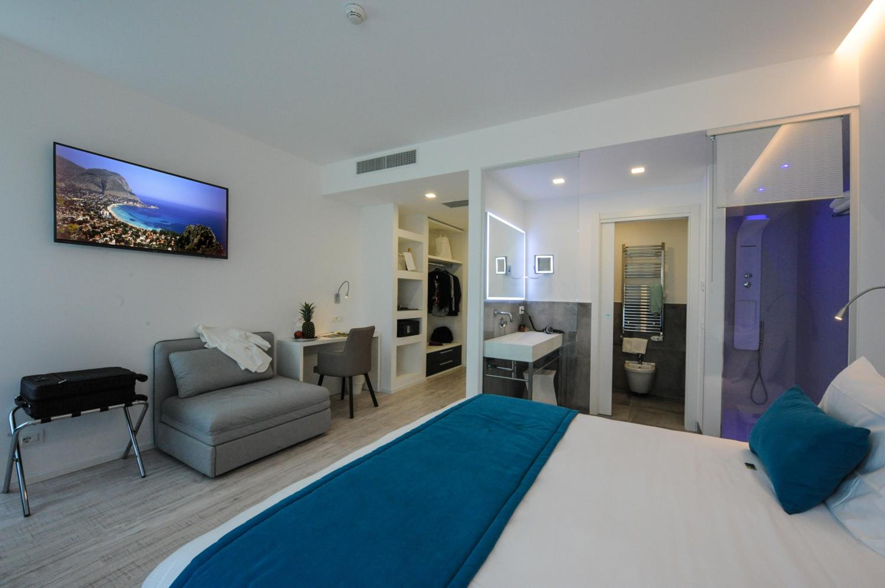 Standard Double or Twin Room with Balcony and Partial Sea View and Beach Access