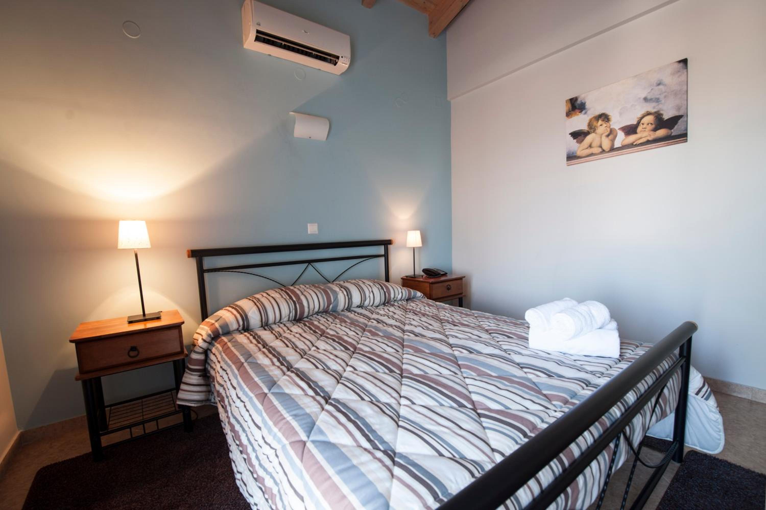Standard Double Room - Photo 9