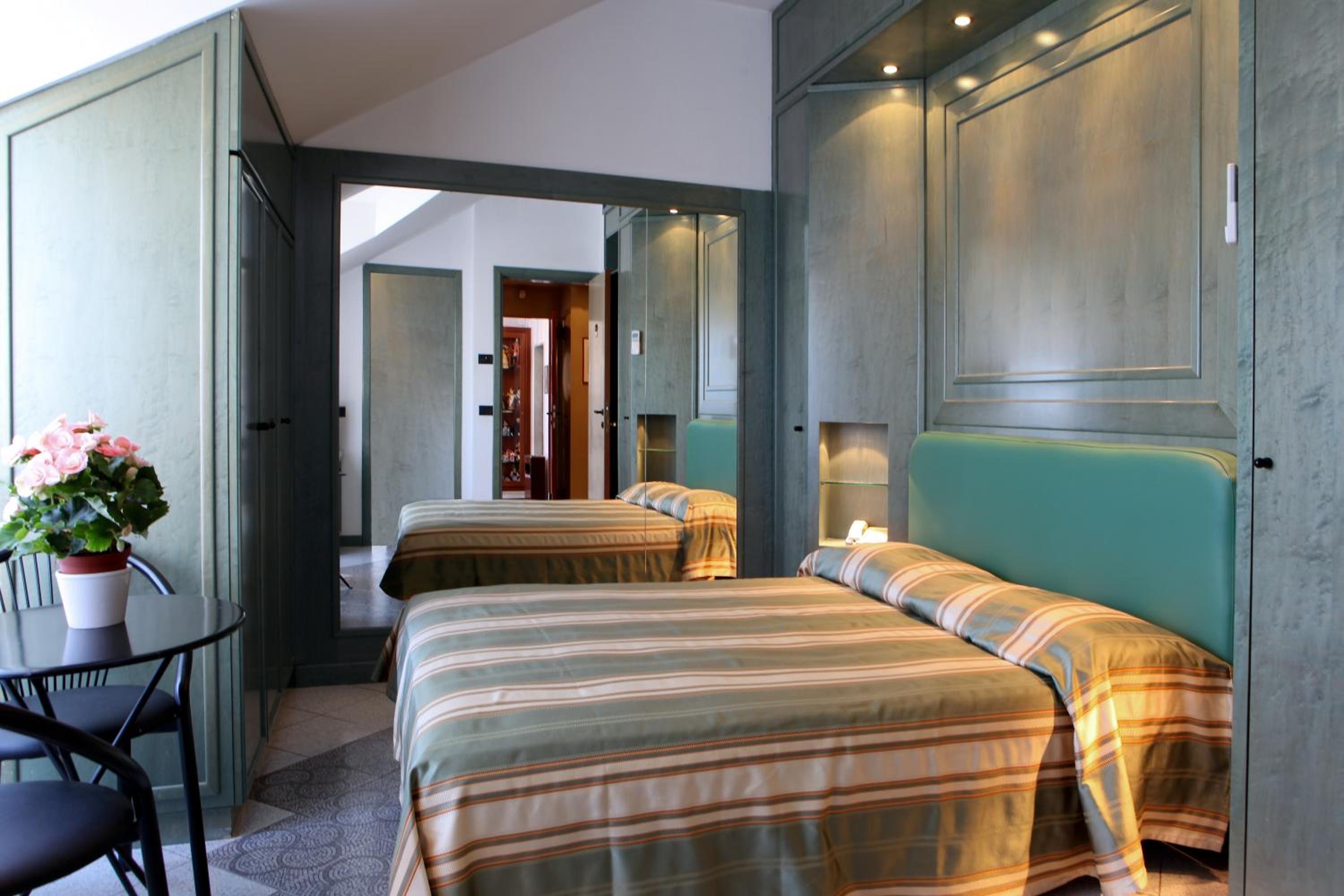 Large Double Room - Photo 10