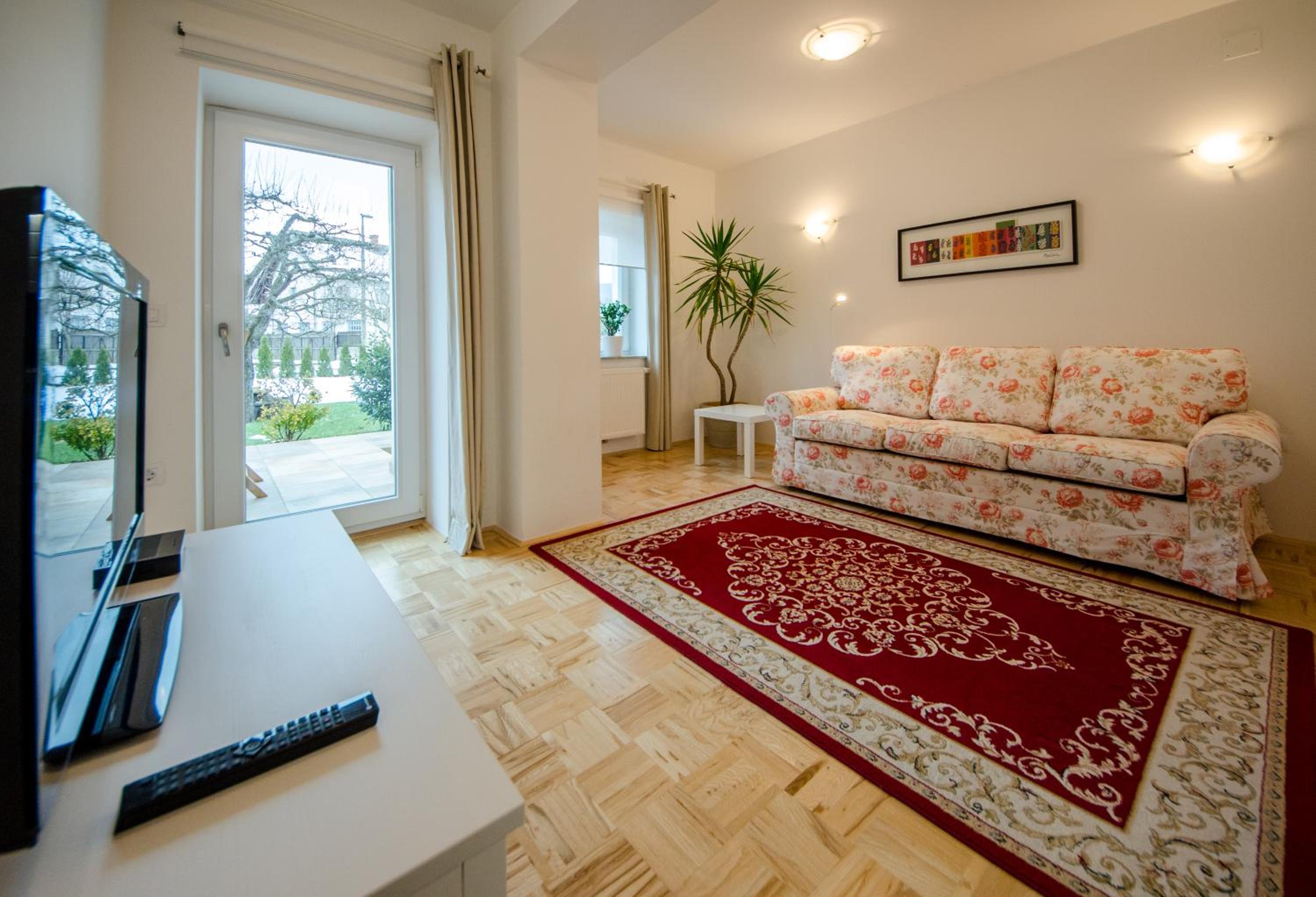 One-Bedroom Apartment with Garden photo 3