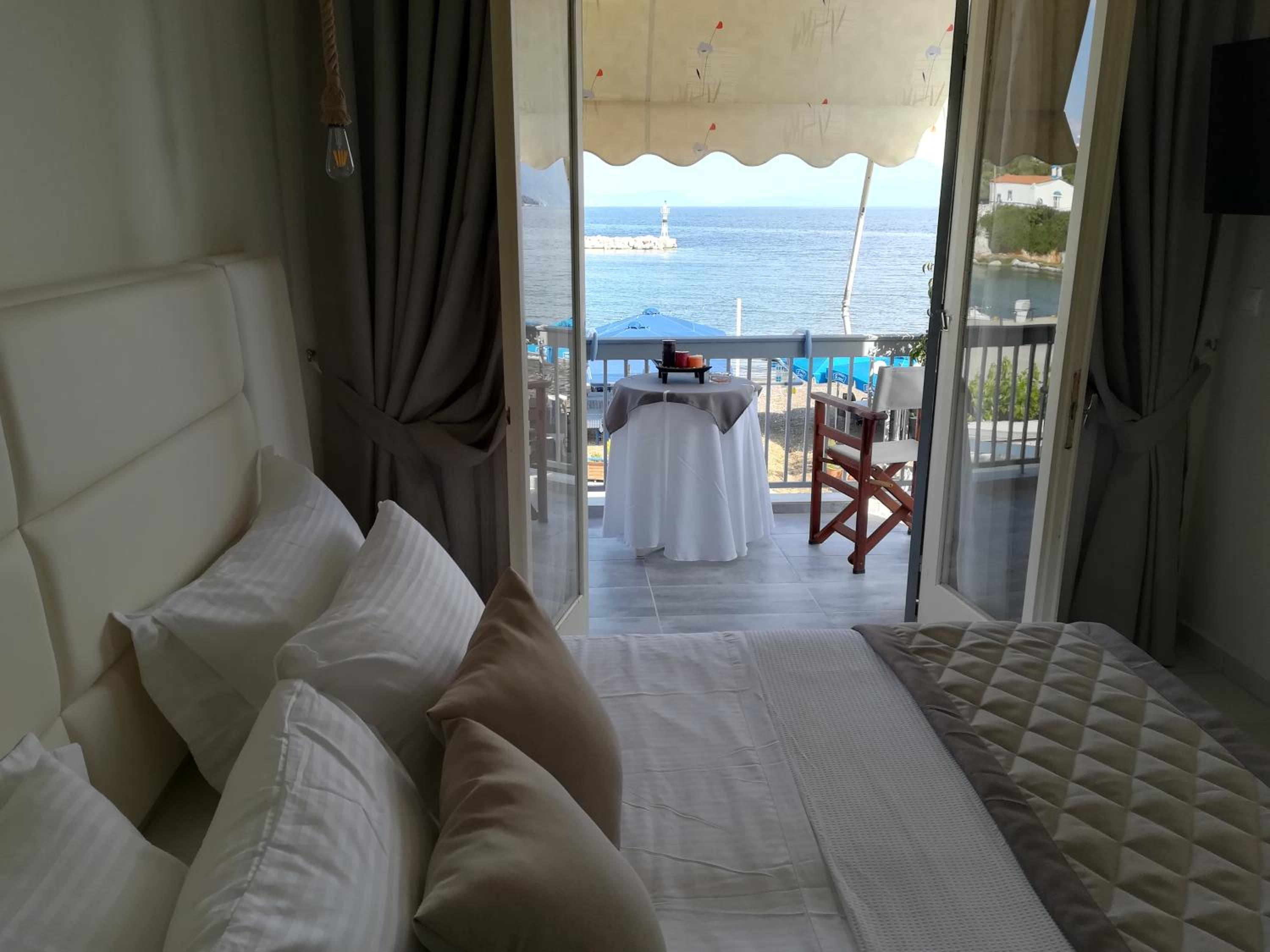 Deluxe Twin Room with Sea View - Photo 6