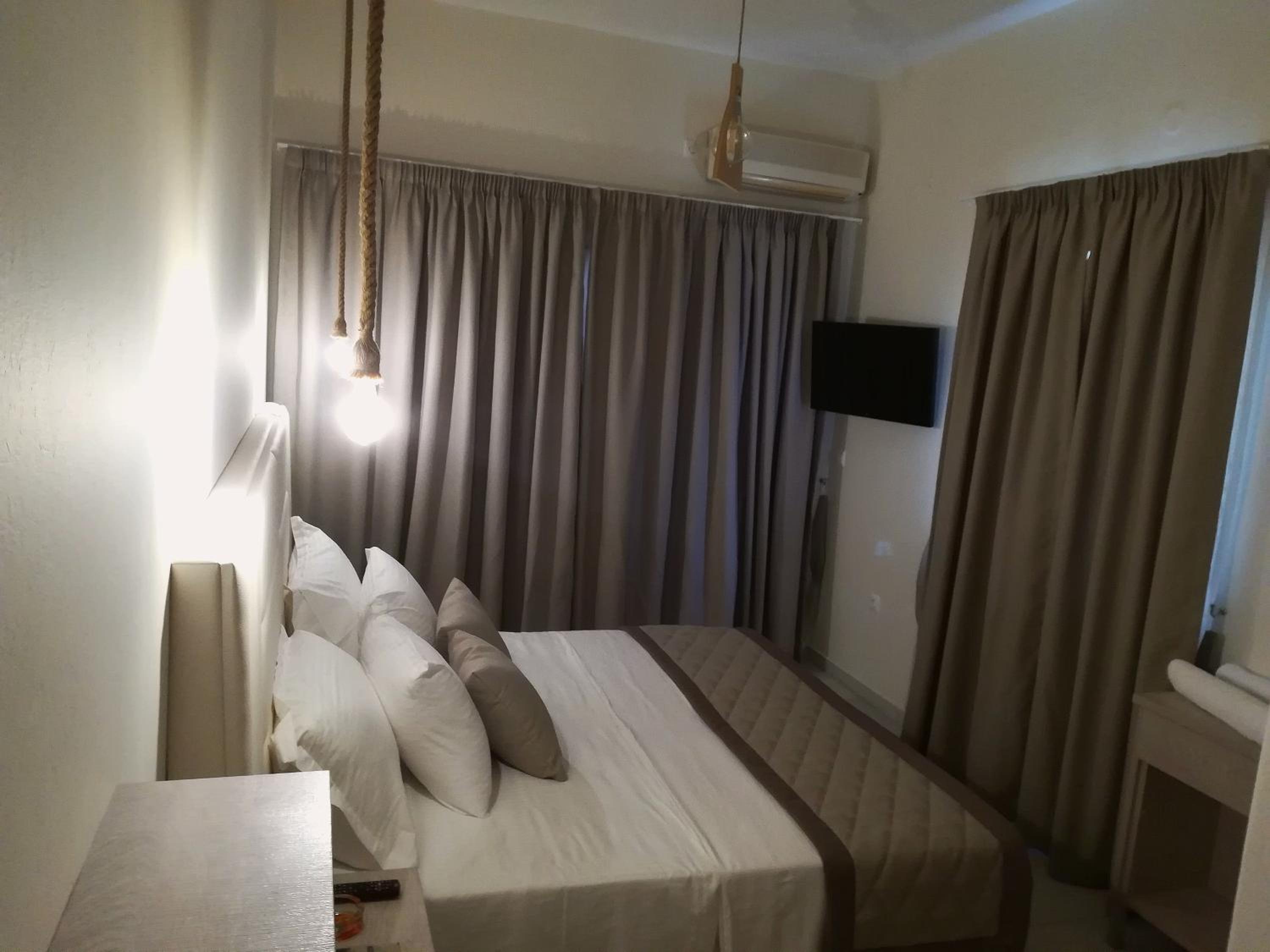 Deluxe Twin Room with Sea View - Photo 8