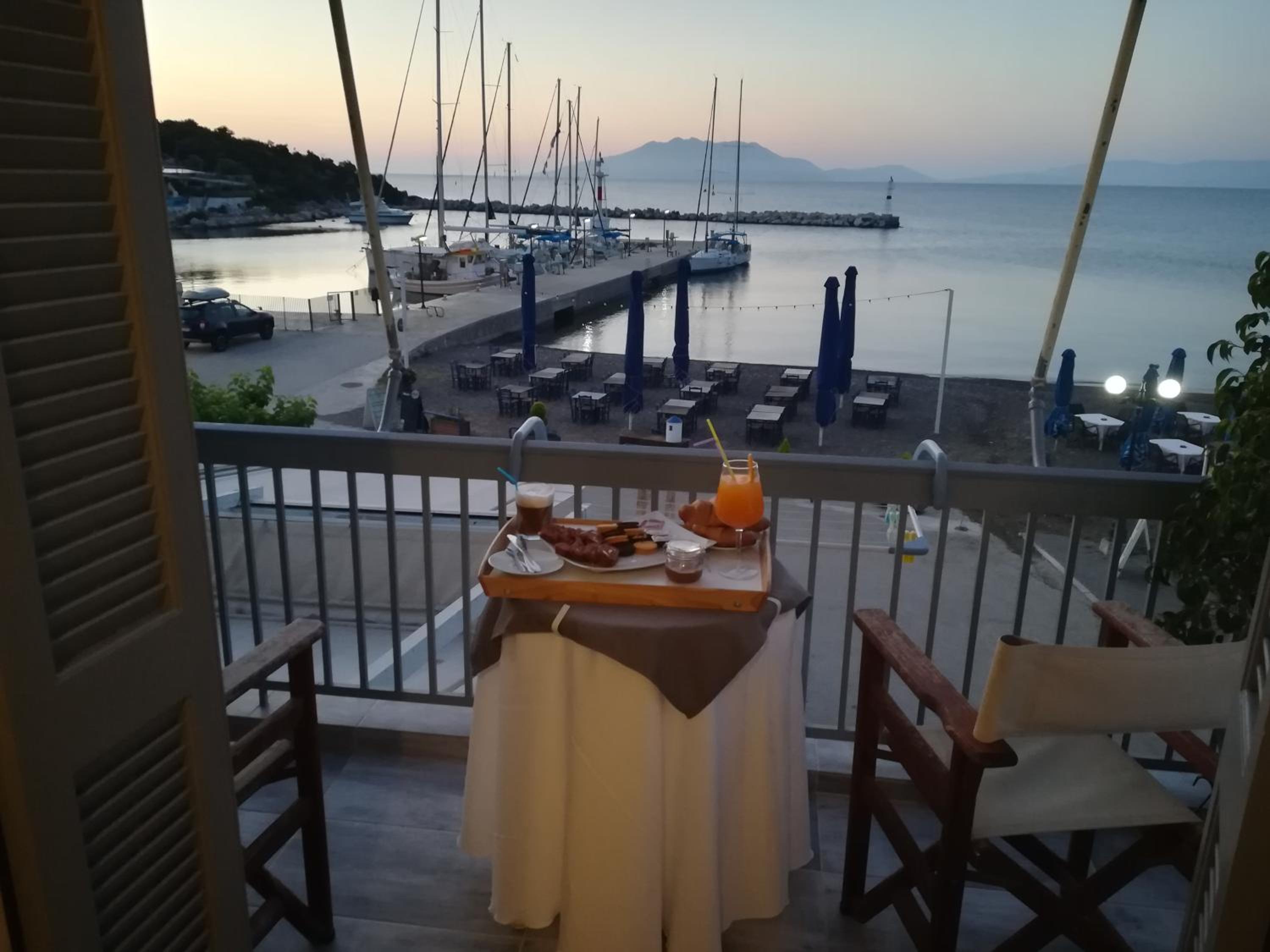 Deluxe Twin Room with Sea View - Photo 9