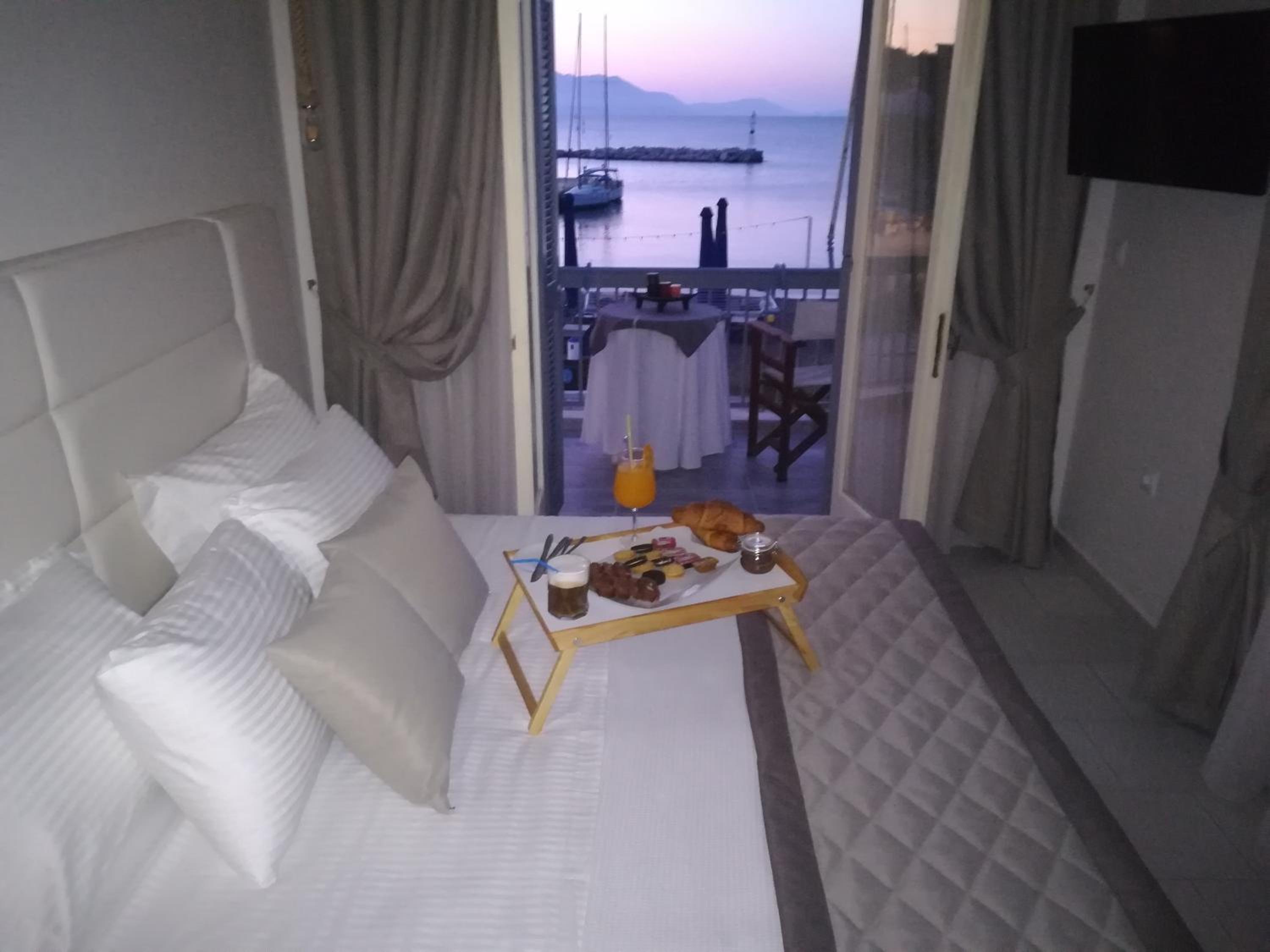 Deluxe Twin Room with Sea View - Photo 7