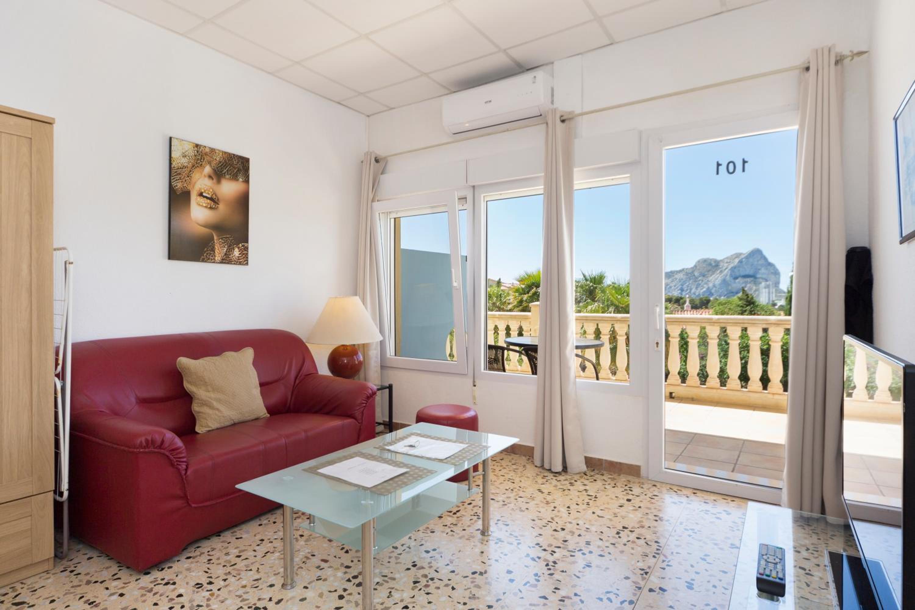 Estudio con vista al jardín