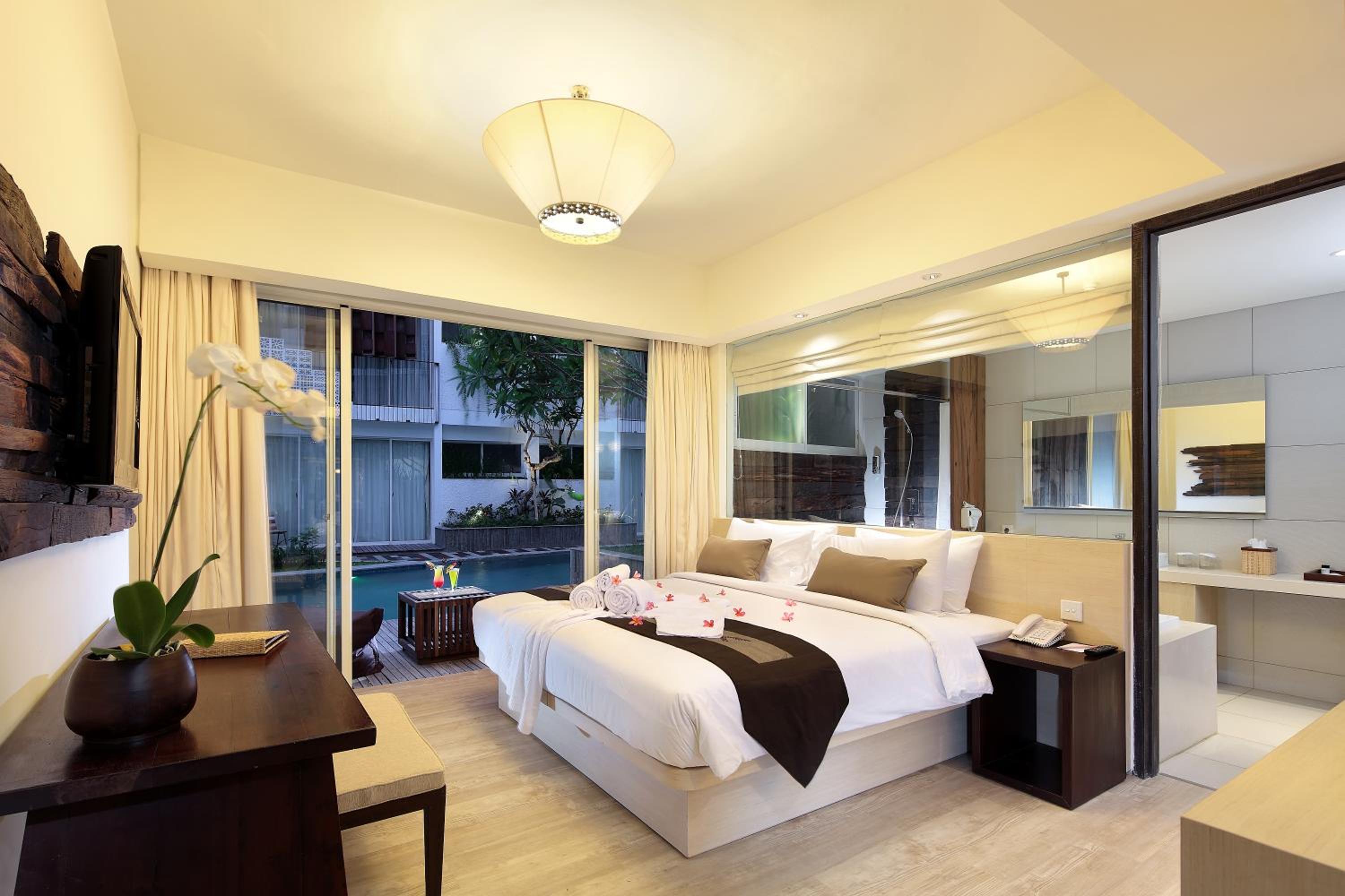 Pool Access Grand Deluxe Double Room with Bathtub and Pool View photo 3