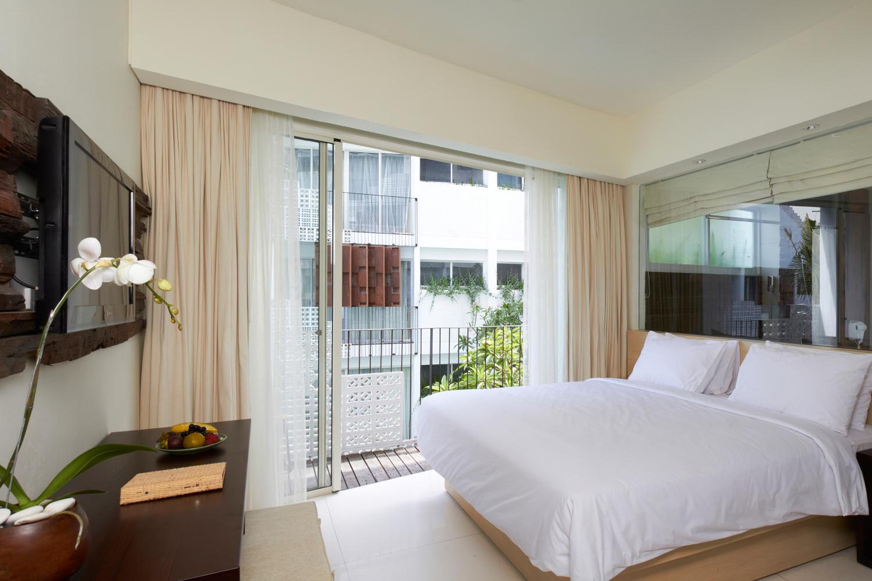 Grand Deluxe King Bed - Photo 2