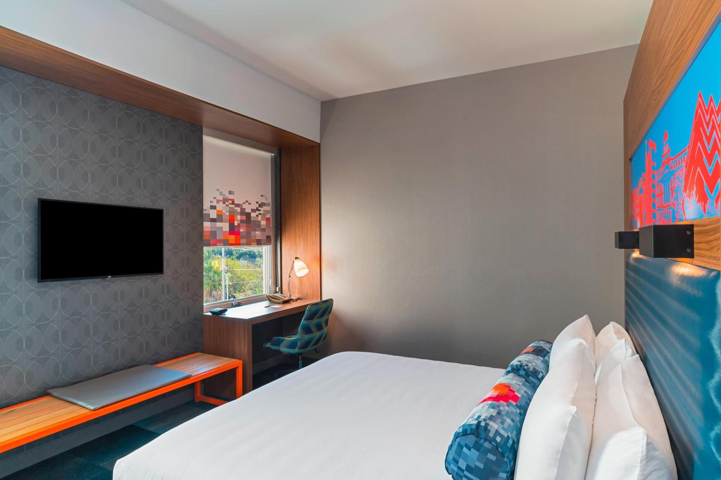 Guest room, 1 King, Main (Hearing Accessible)