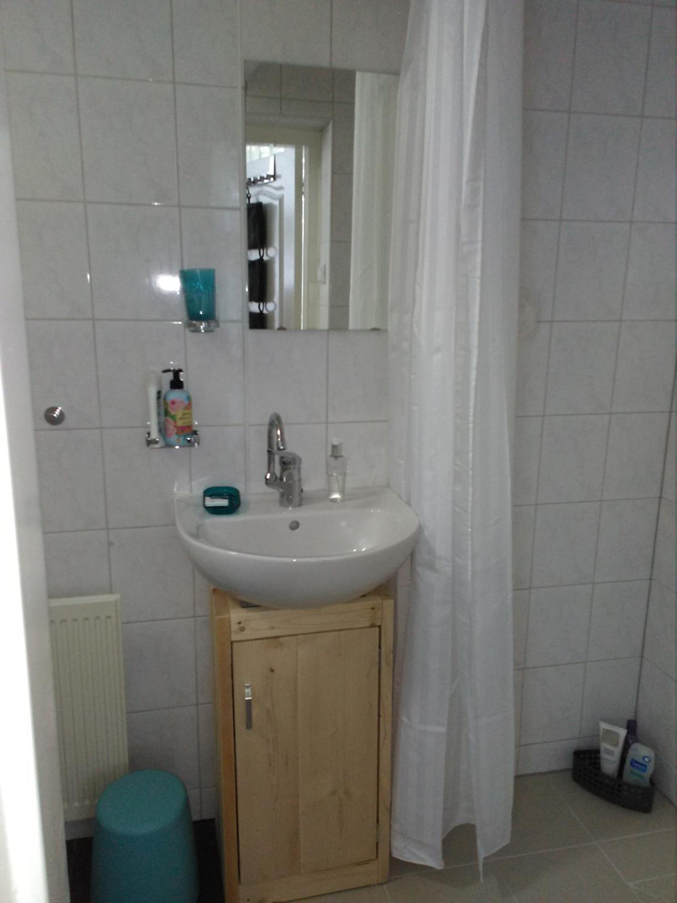 Family Room with Private Bathroom - Photo 9