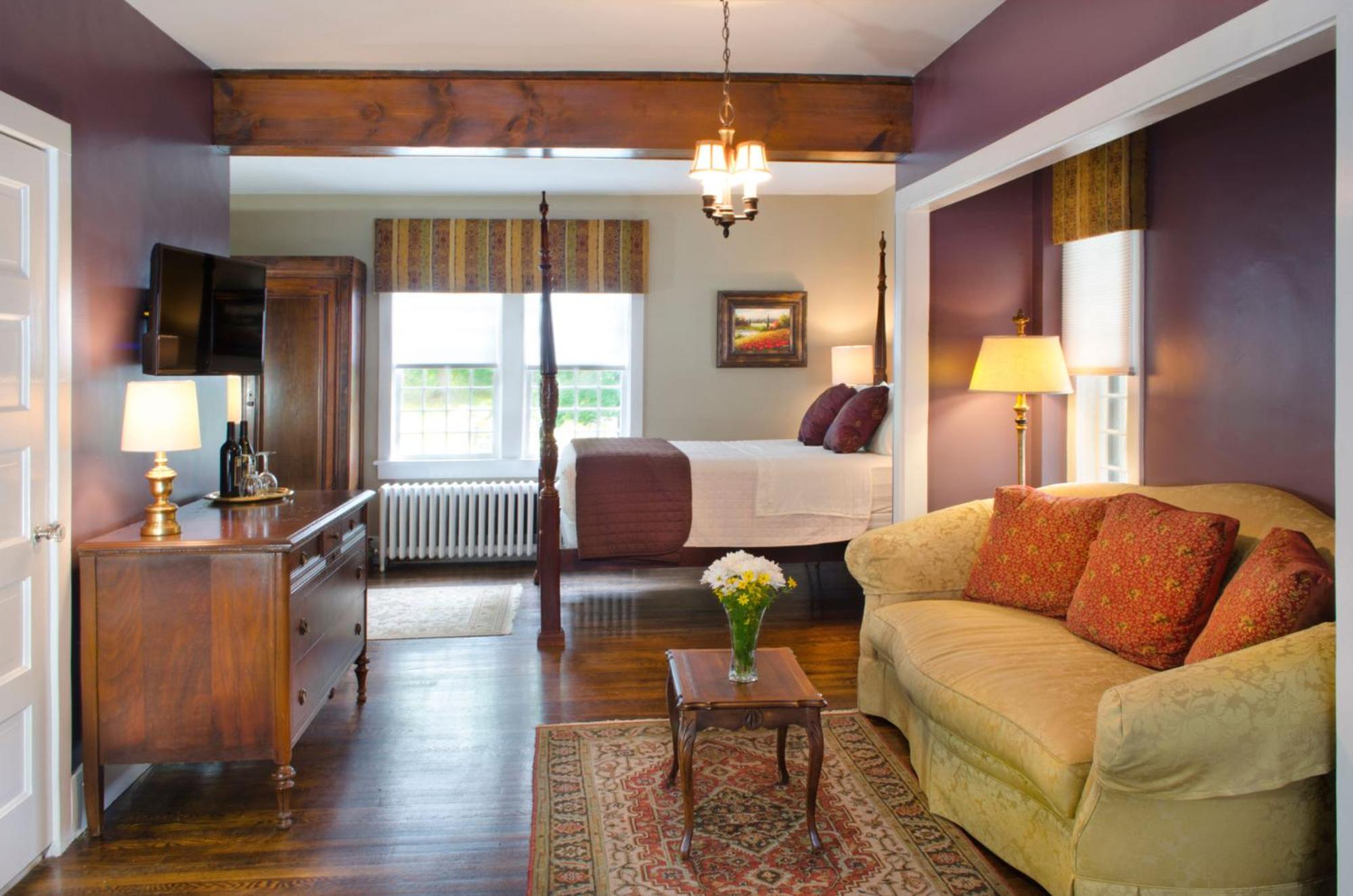 Deluxe Queen Suite