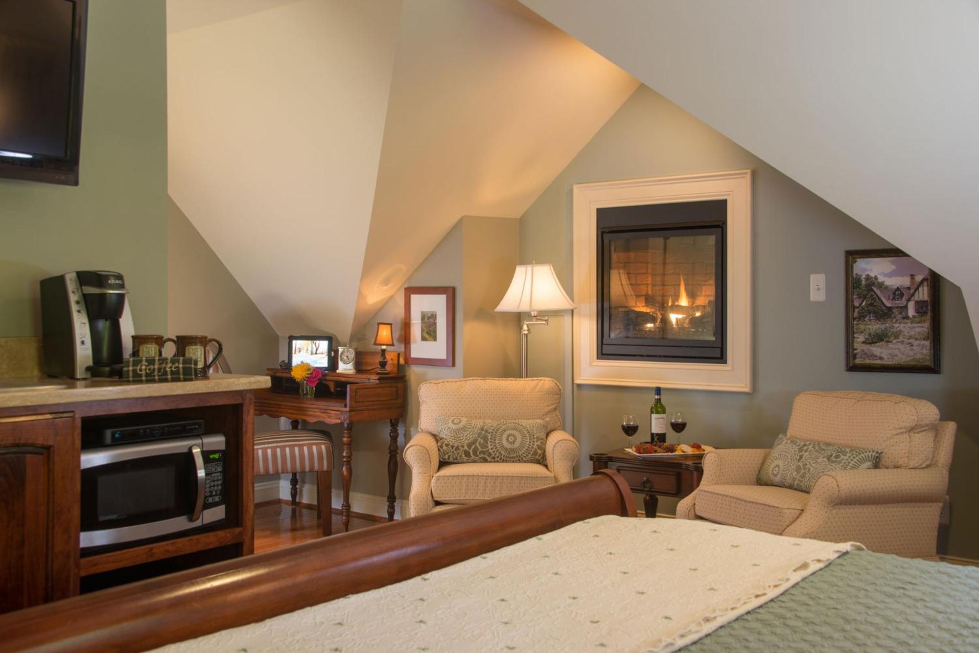 Deluxe King Suite photo 3