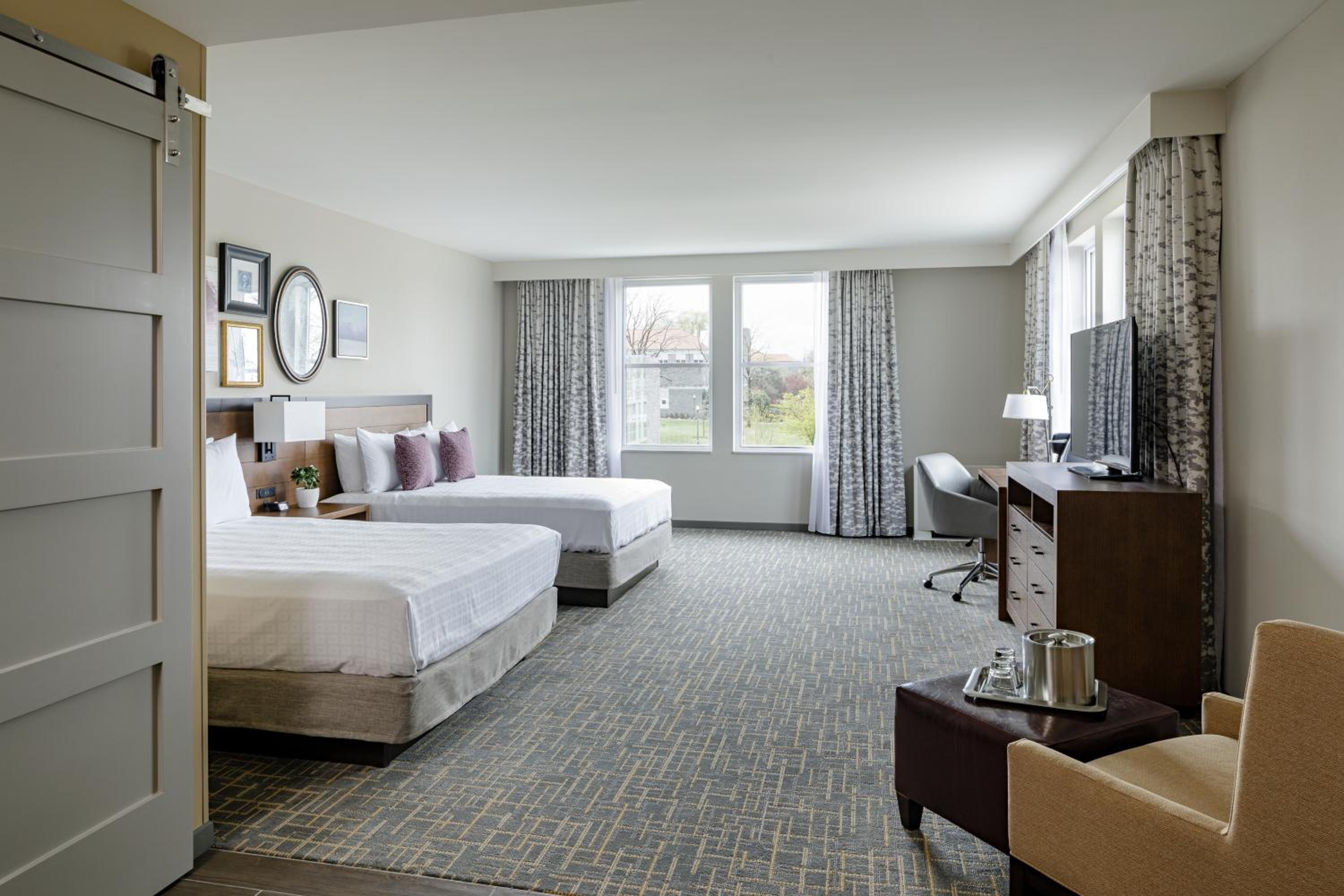 Deluxe Queen Room with Two Queen Beds photo 3