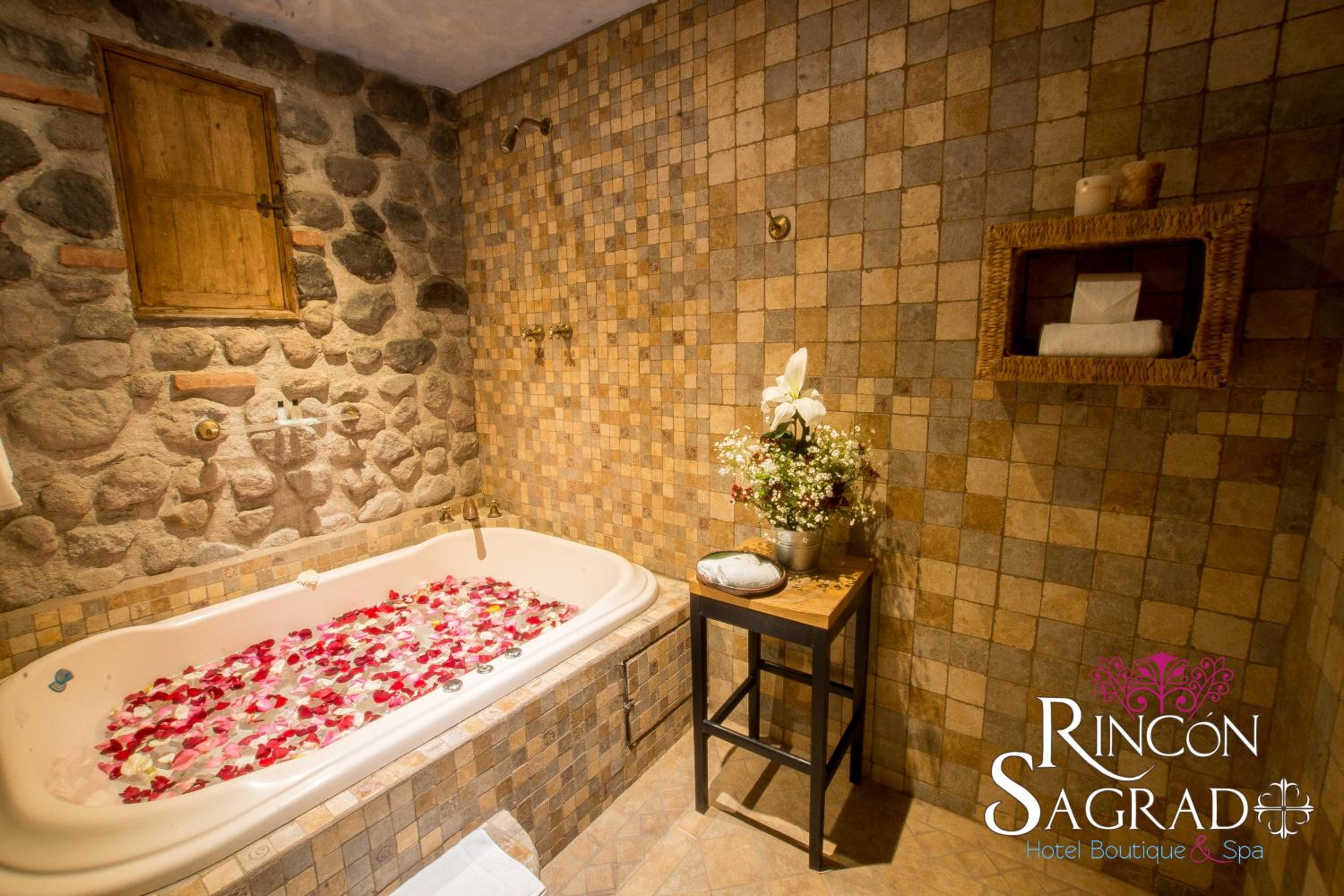 Suite with Hot Tub photo 3