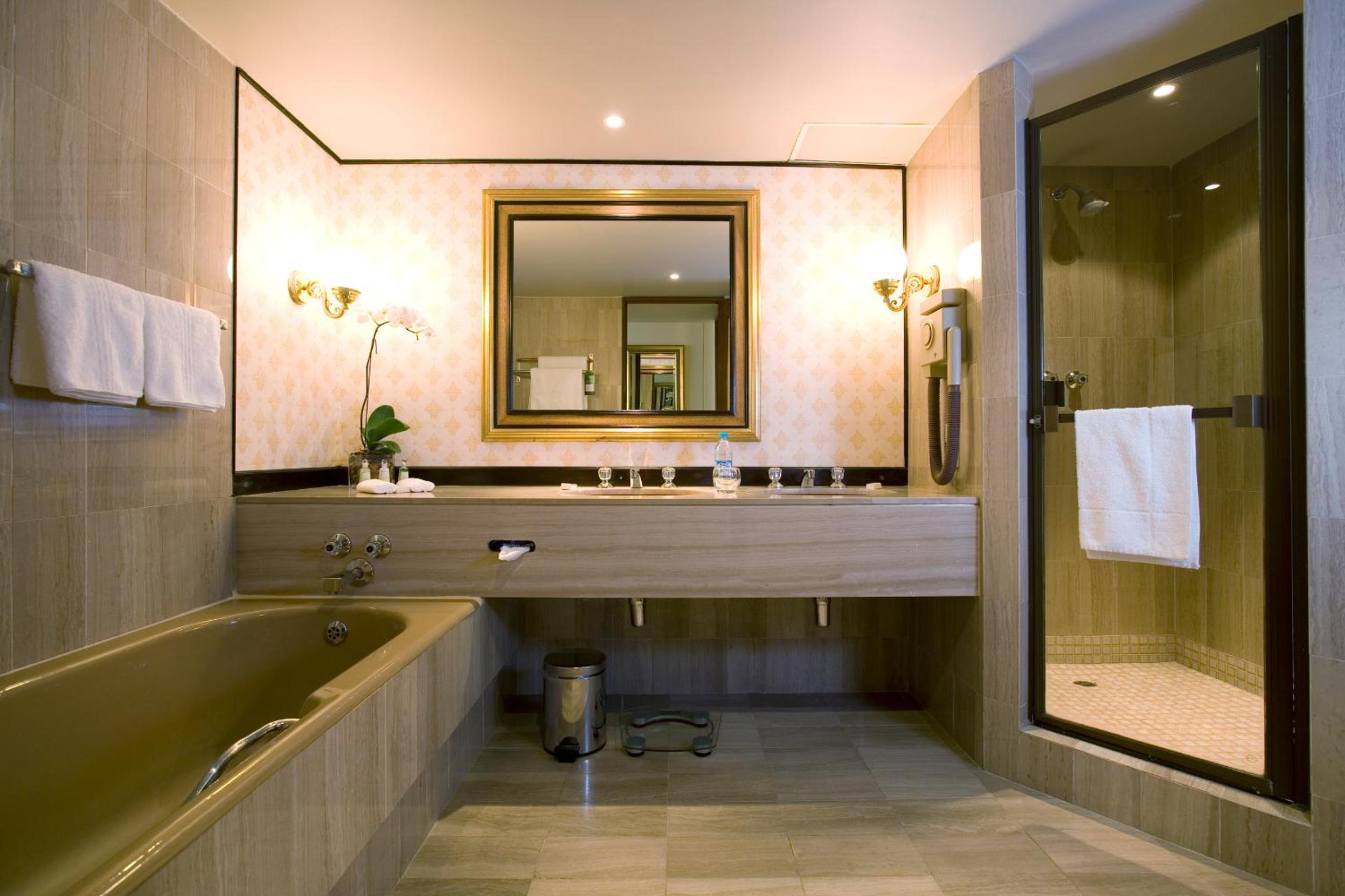 Suite - Non-Smoking photo 3