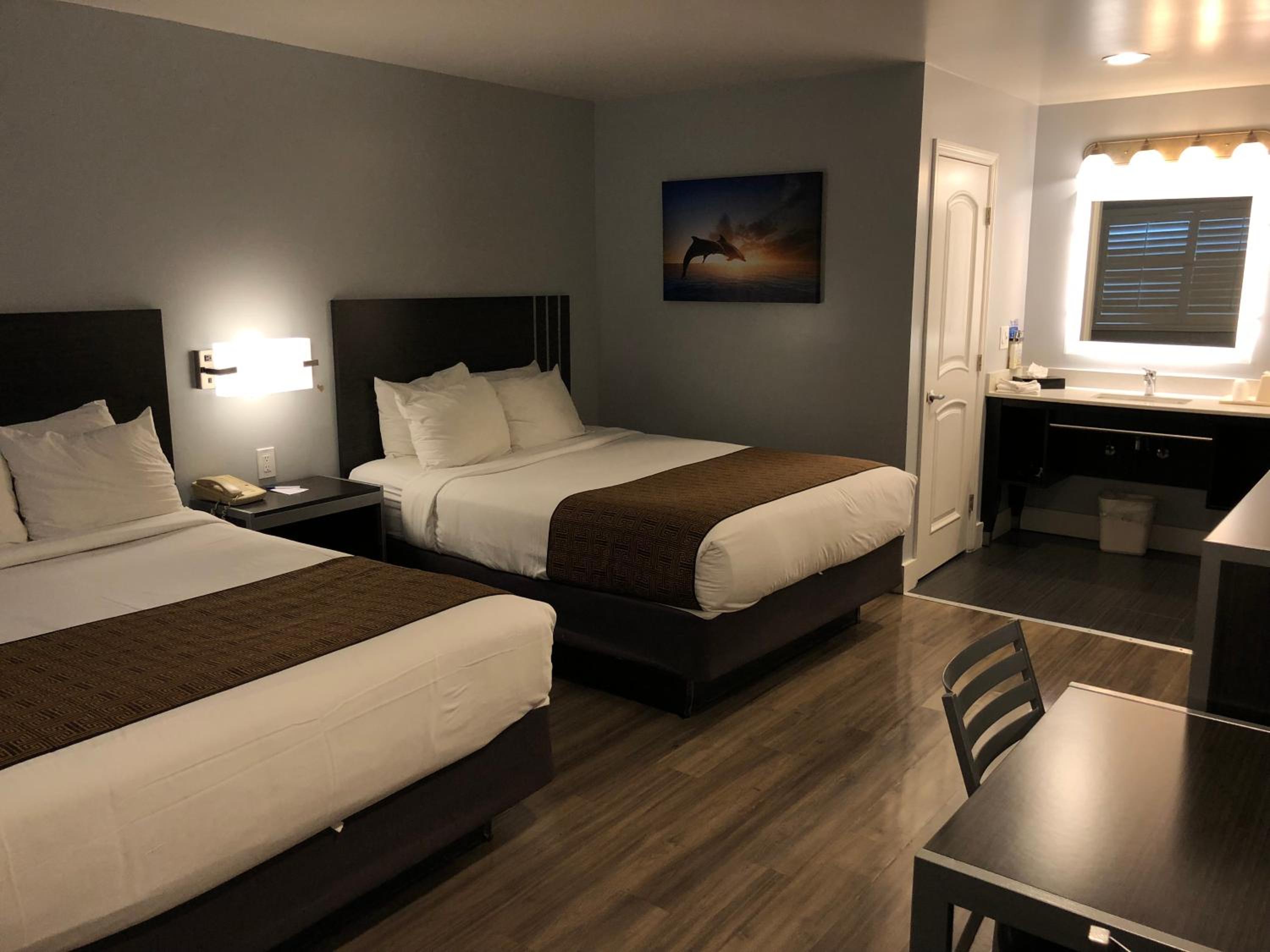 Queen Room with Two Queen Beds - Photo 3