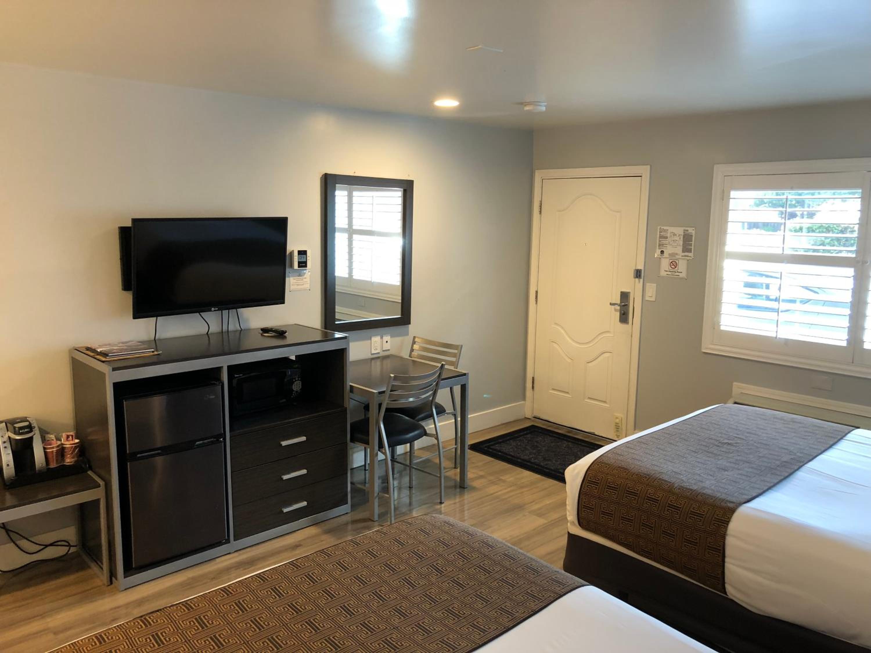 Queen Room with Two Queen Beds - Photo 2