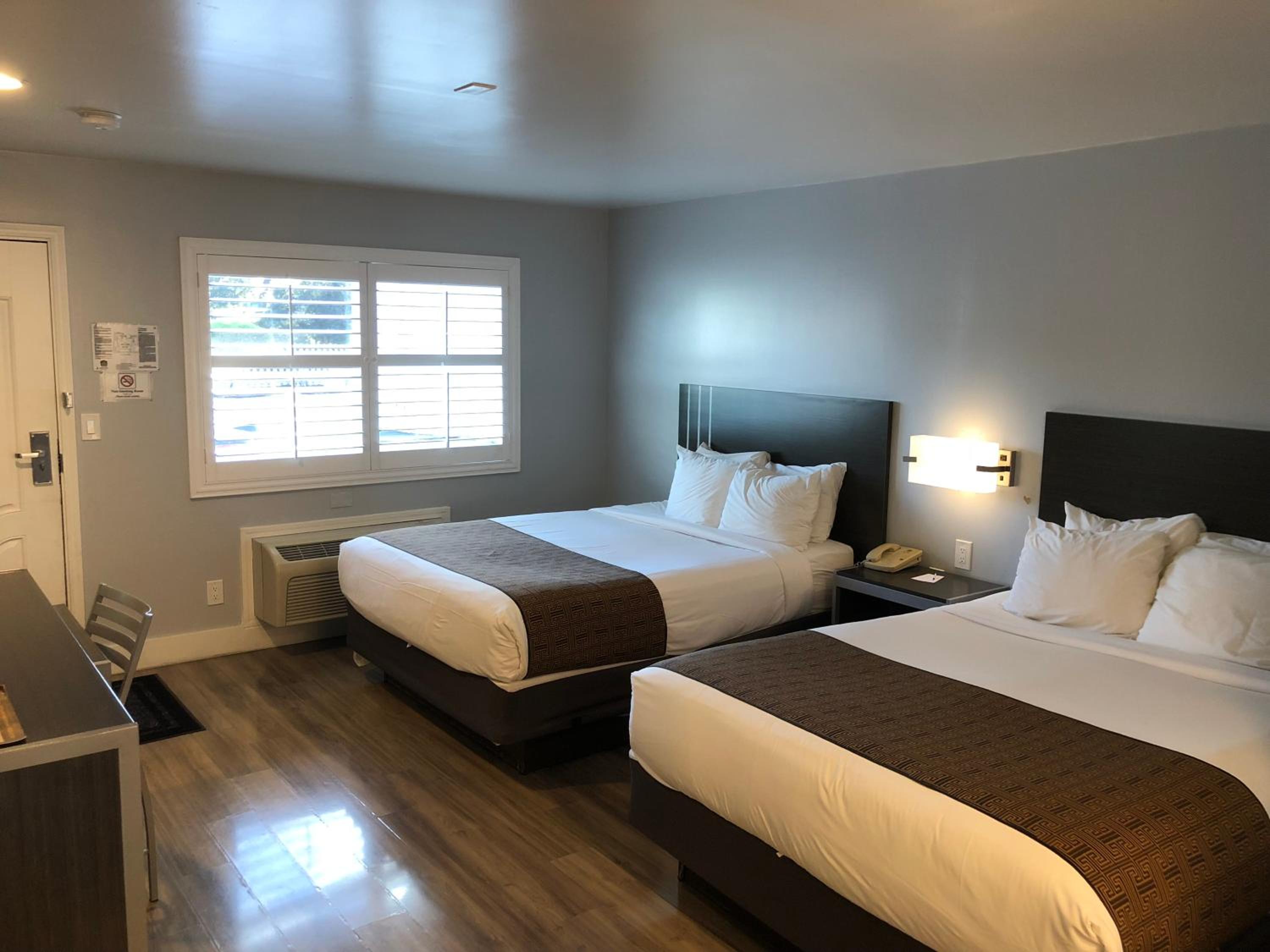 Queen Room with Two Queen Beds - Photo 8