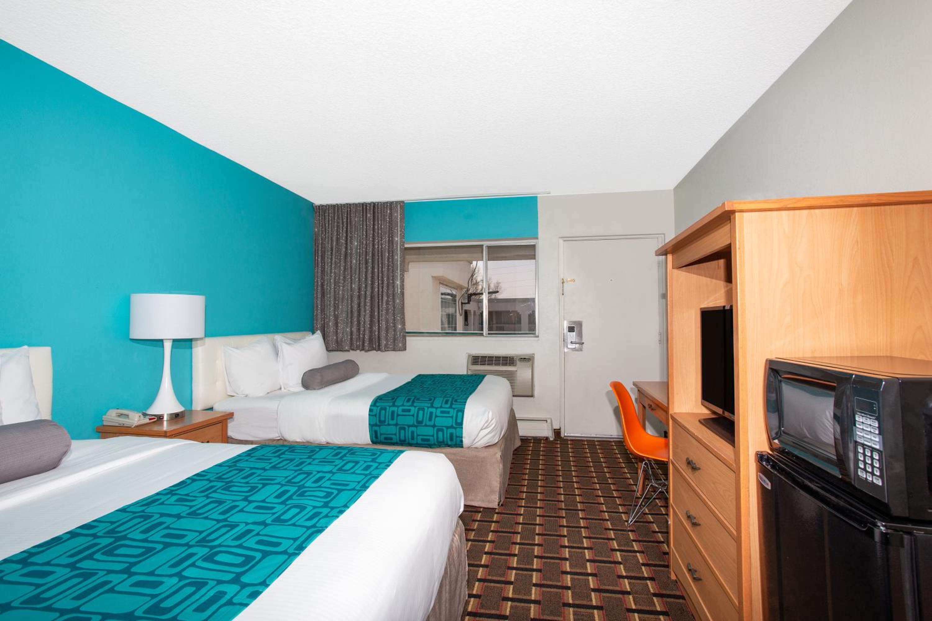Double Room with Two Double Beds - Smoking - Photo 2