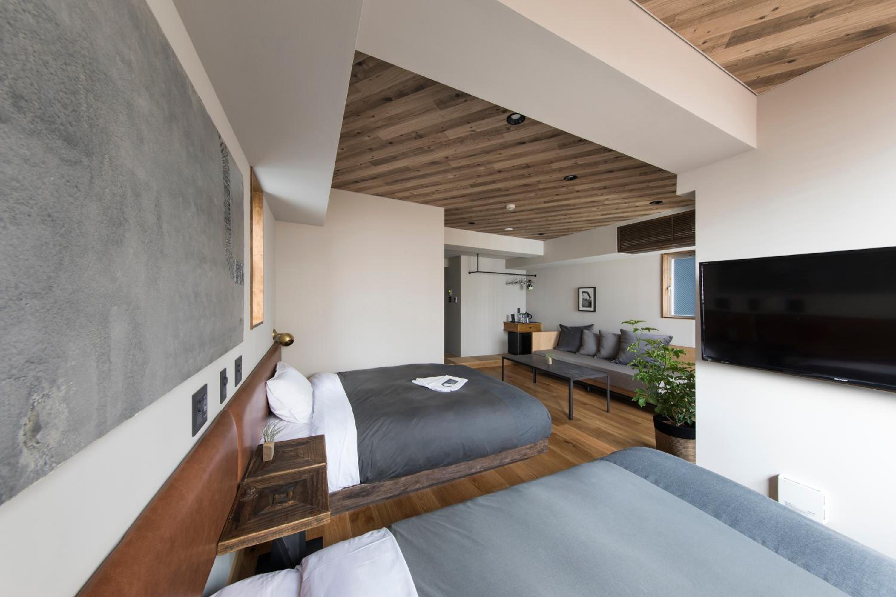 Superior Double Room with Two Double Beds thumbnail 5