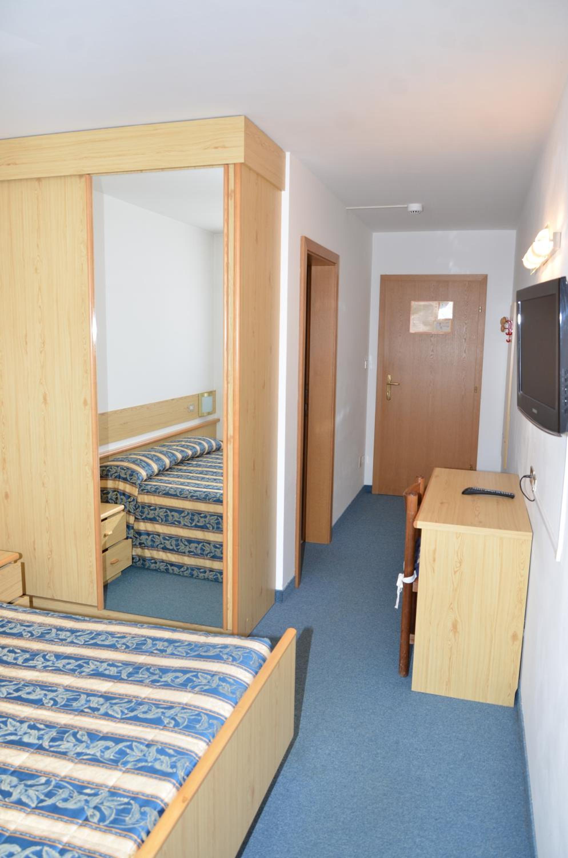 Double or Twin Room - Photo 4