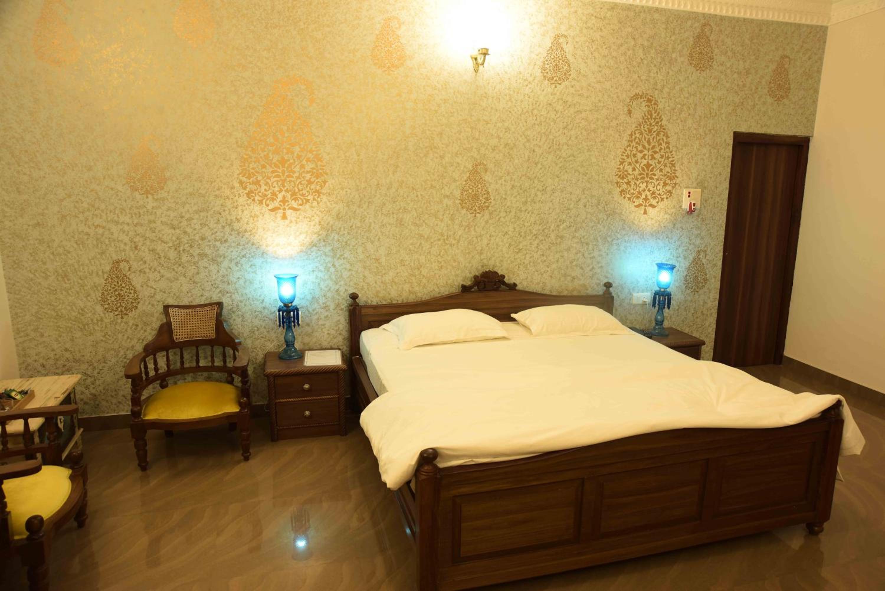 Deluxe King Suite - Photo 12