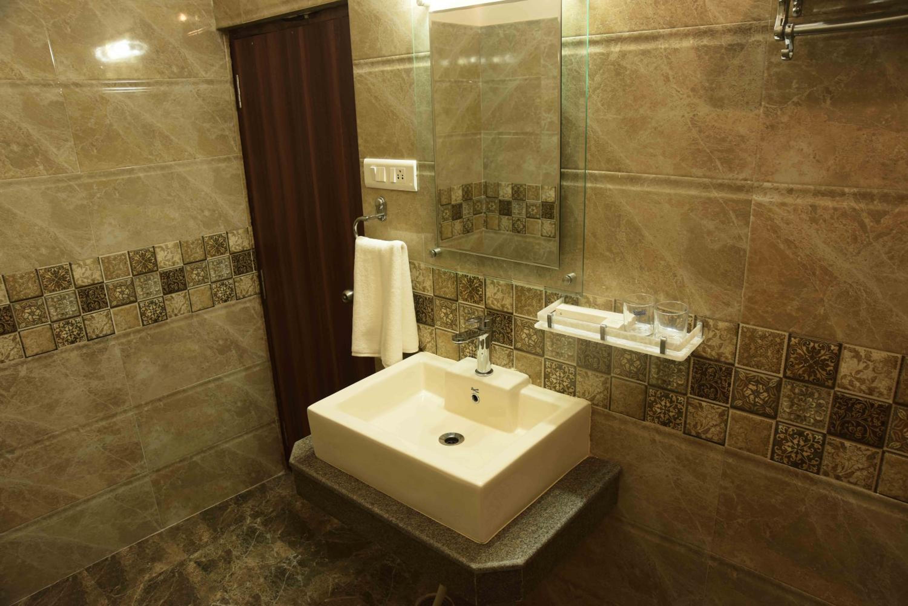 Deluxe King Suite - Photo 11