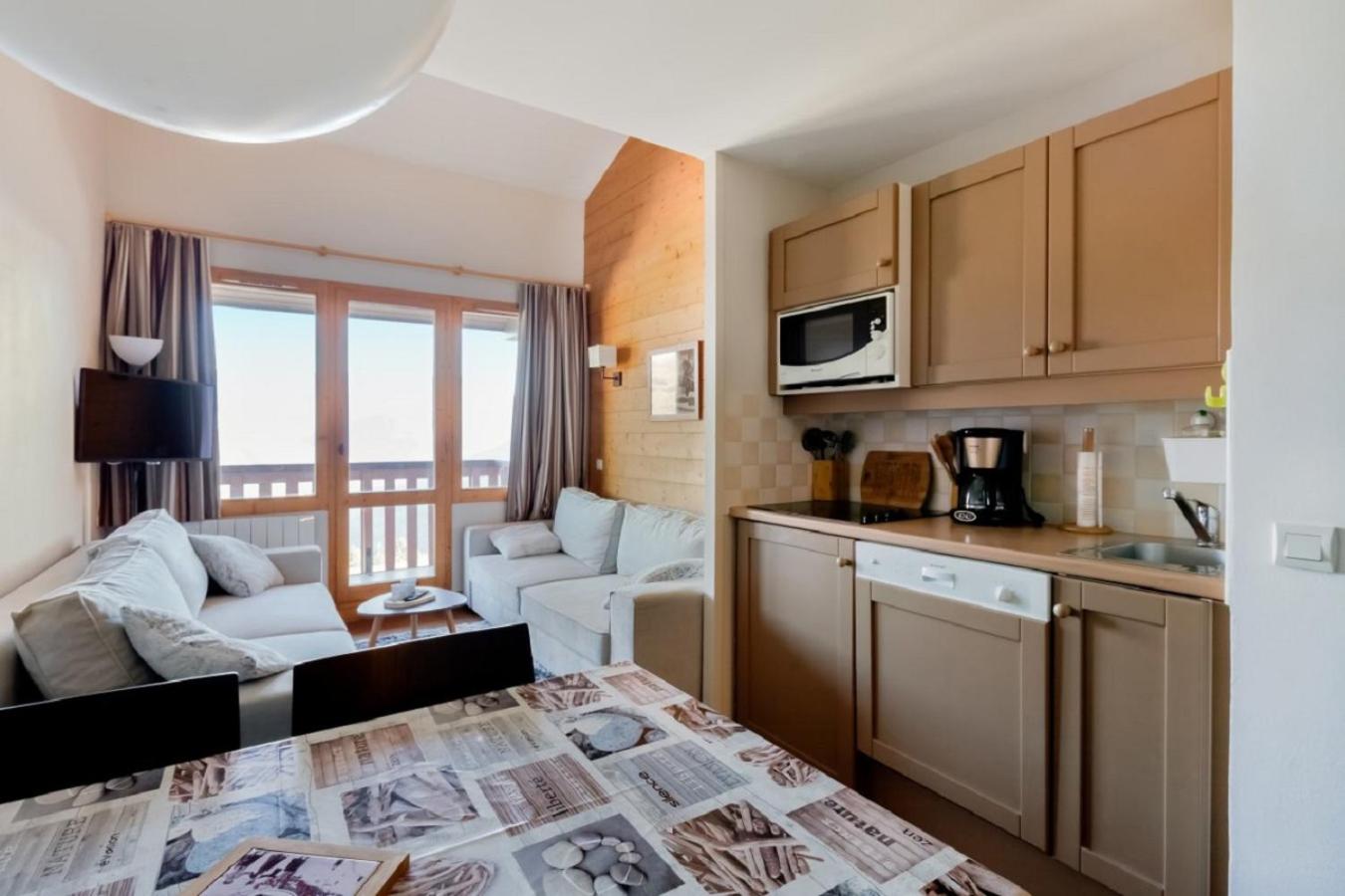 Prestige One-Bedroom Apartment (5 People) photo 2