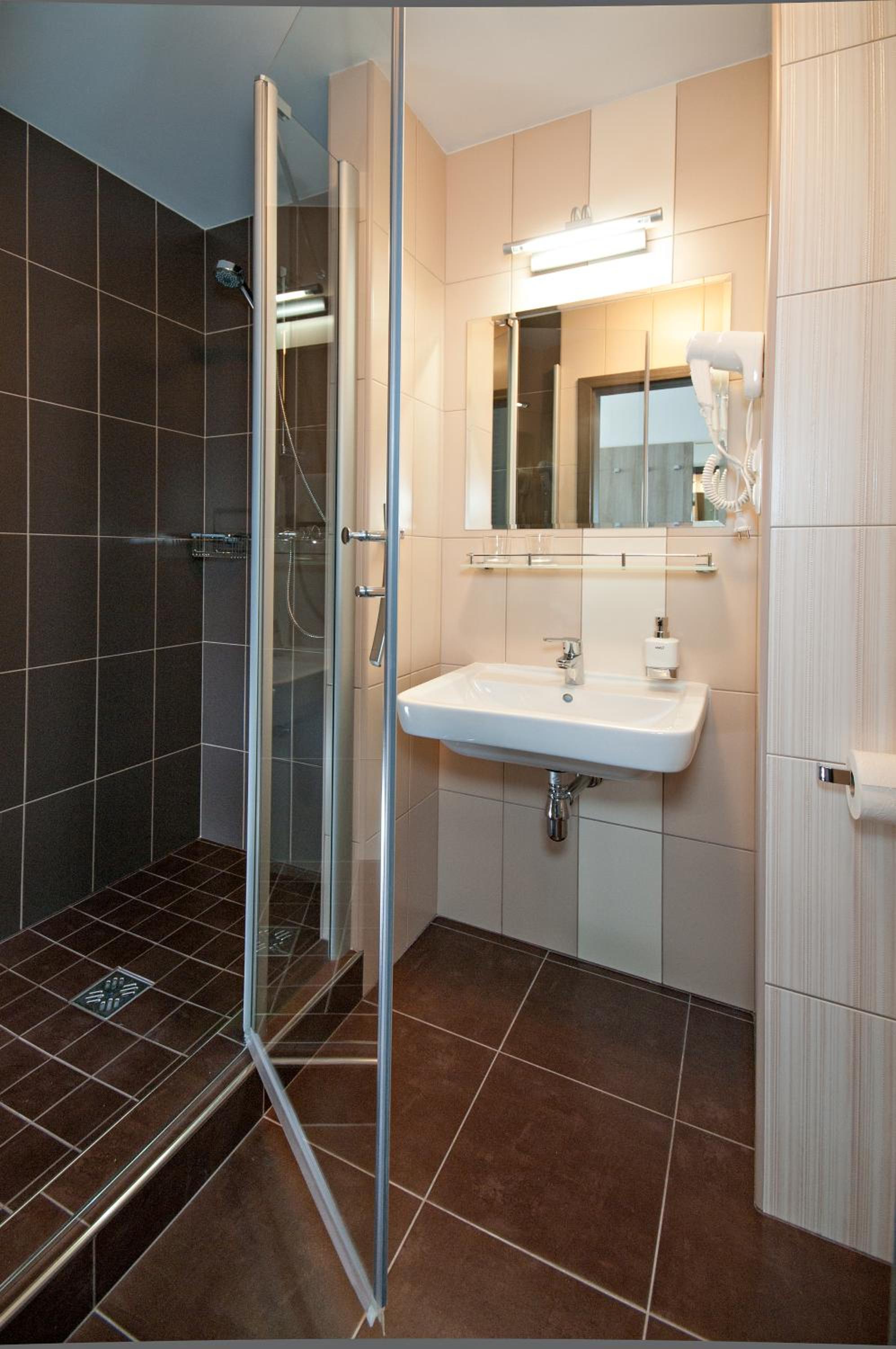 Standard Twin Room - Photo 4