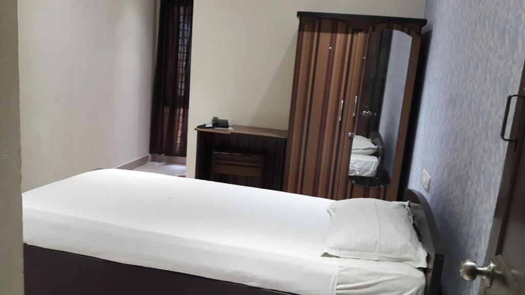 Standard Double Room with Fan - Photo 3