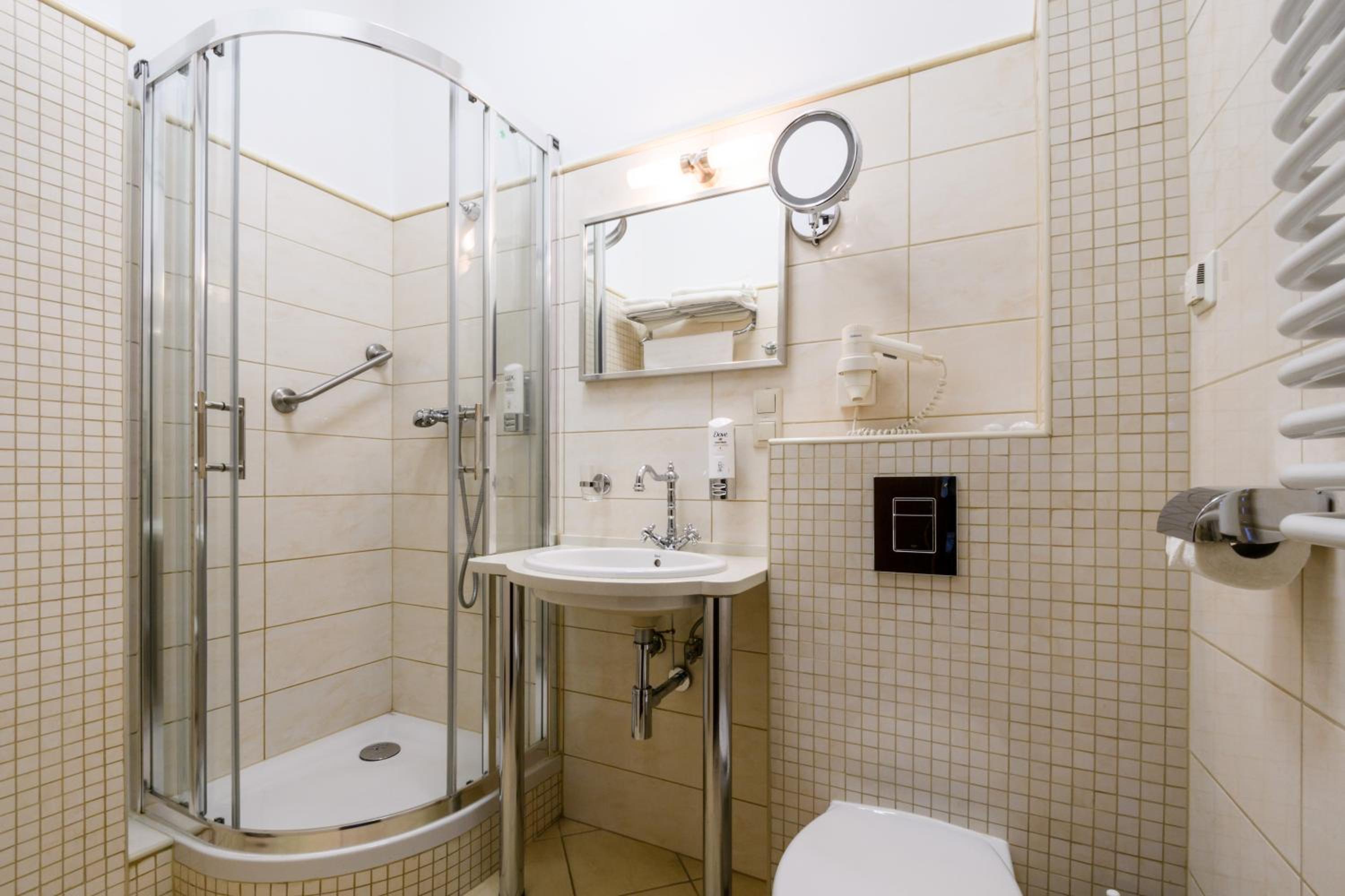 Double or Twin Room - Photo 3