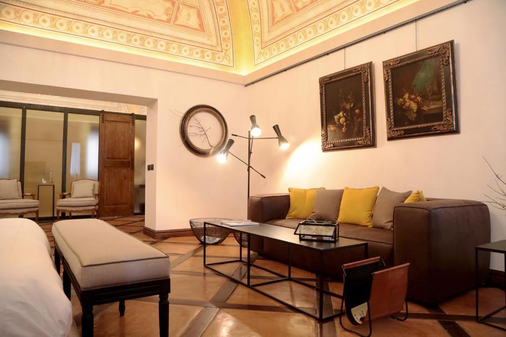 Suite - Photo 1
