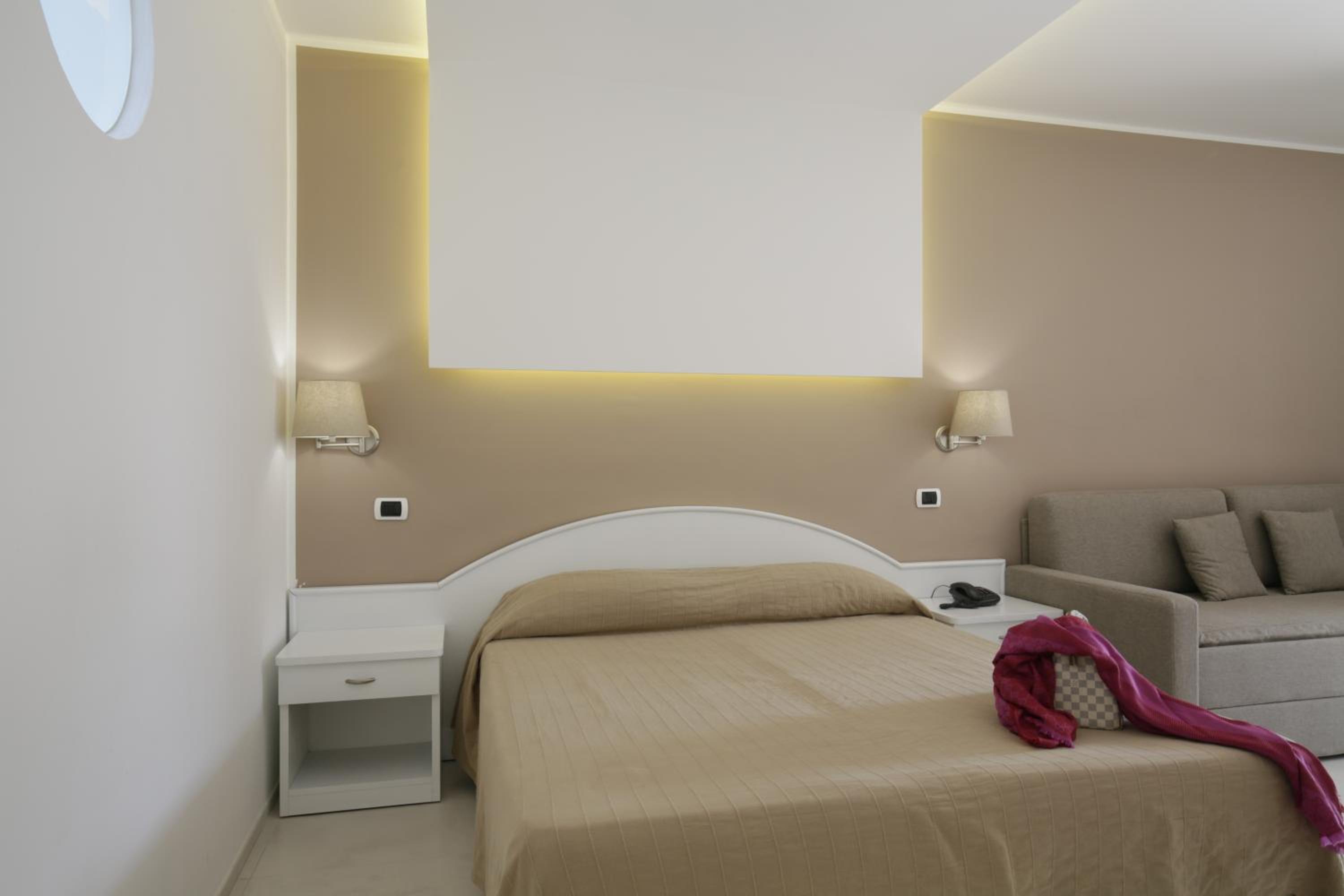 Deluxe Double Room with Patio photo 2