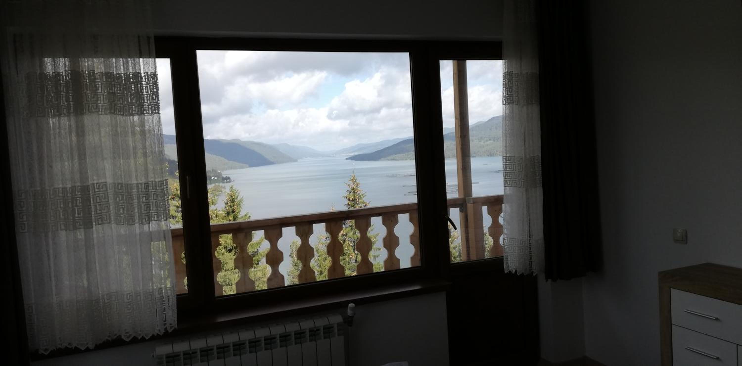 Family Room with Lake View photo 2
