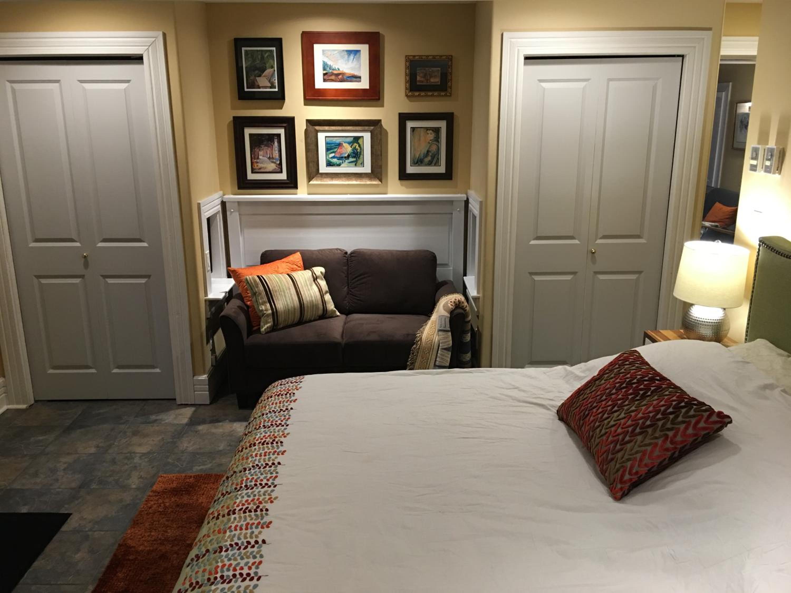 Deluxe Queen Suite photo 1