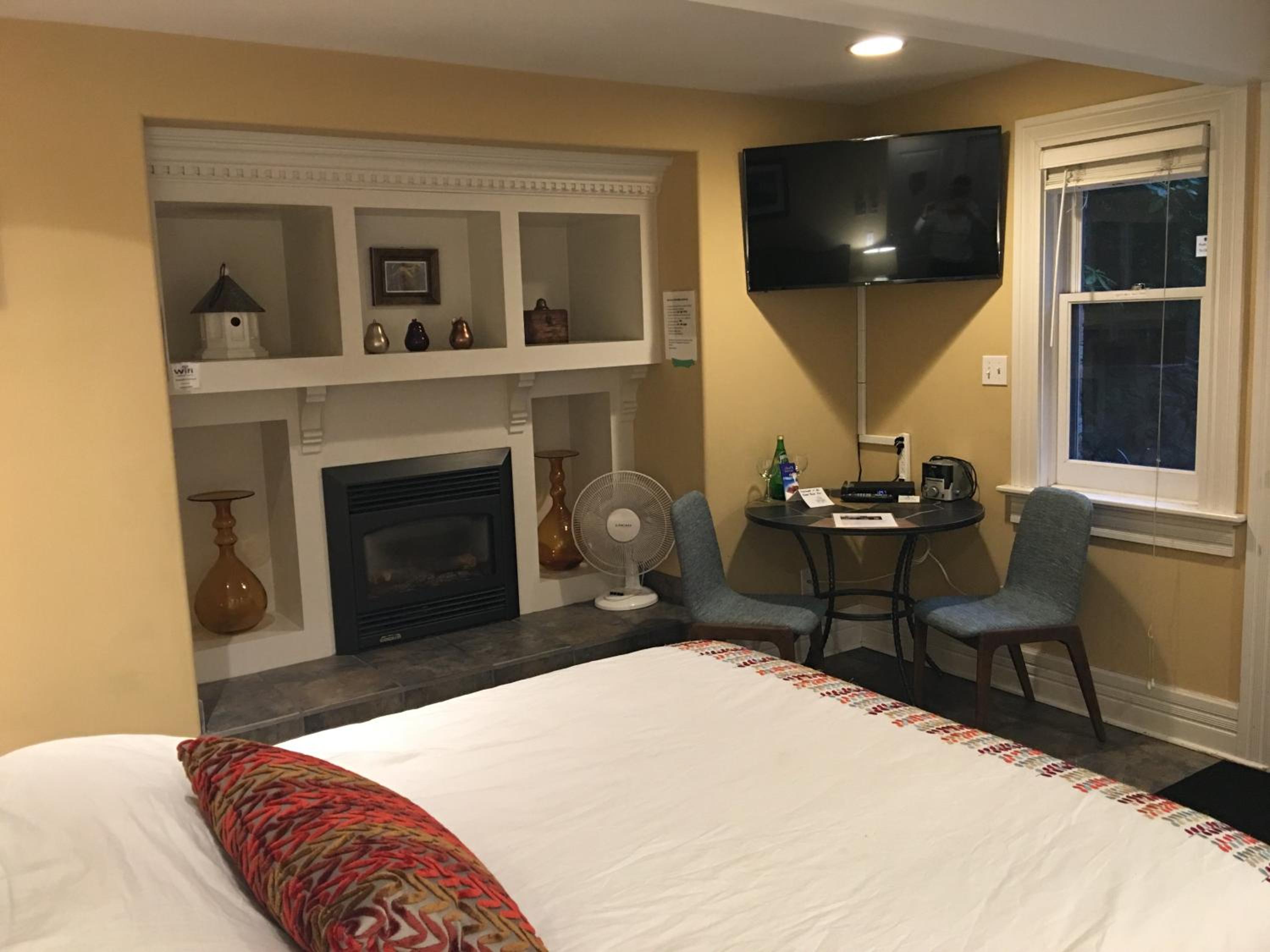 Deluxe Queen Suite photo 2