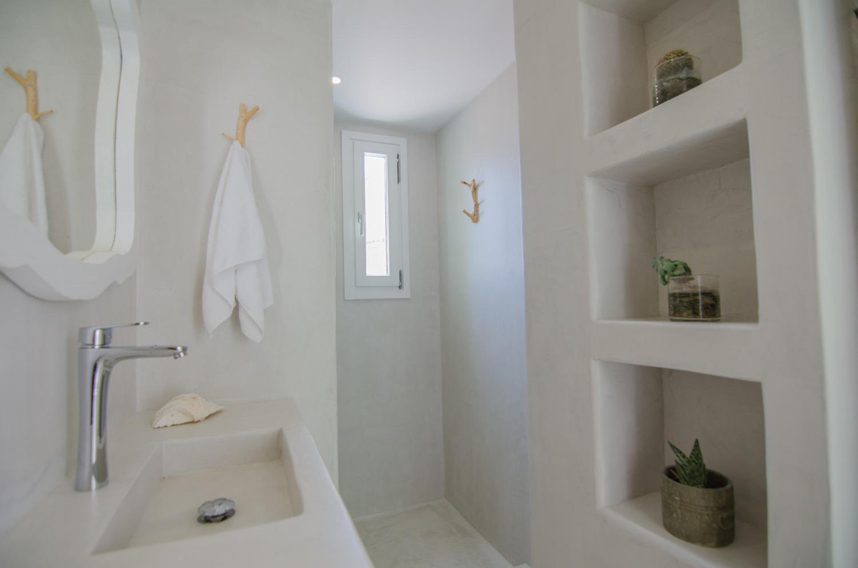 Deluxe Room with Sea View - Photo 6