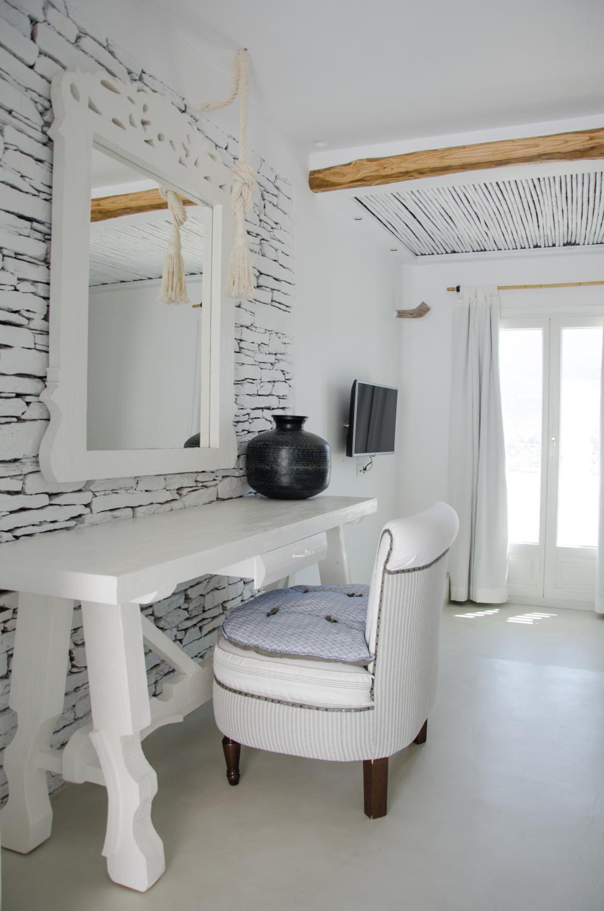 Deluxe Room with Sea View - Photo 14