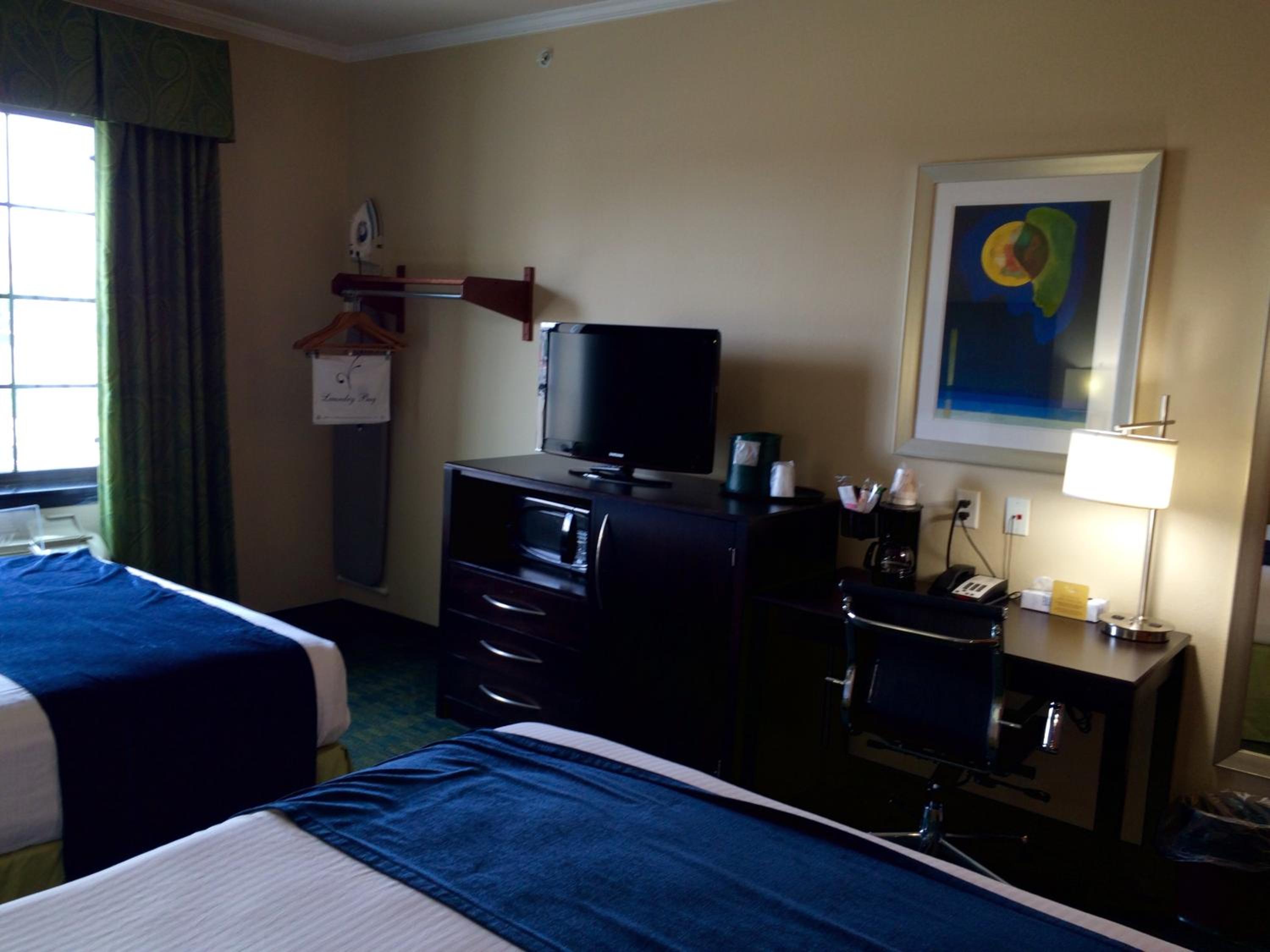 Queen Room with Two Queen Beds - Photo 7