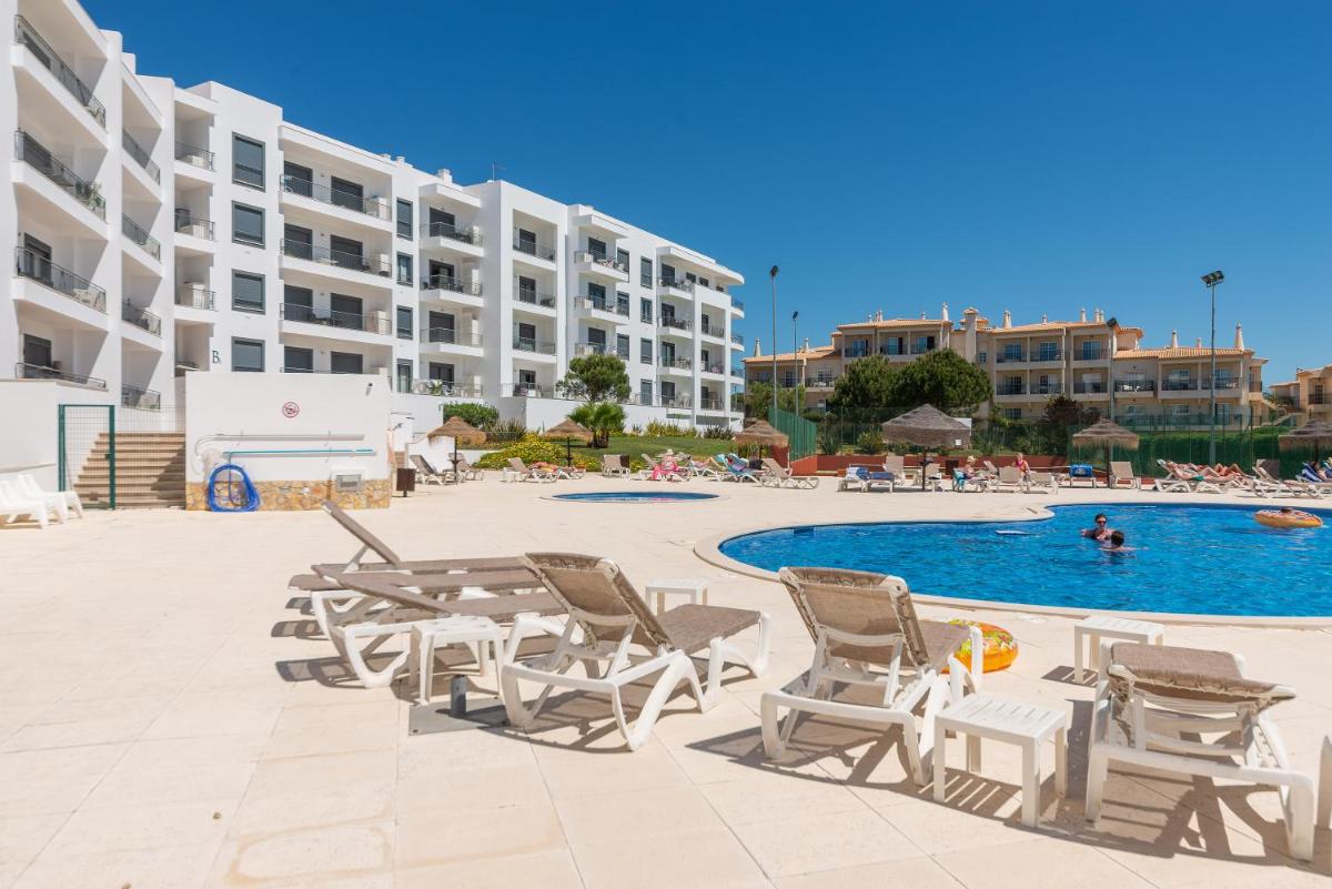 Apartment with Pool View