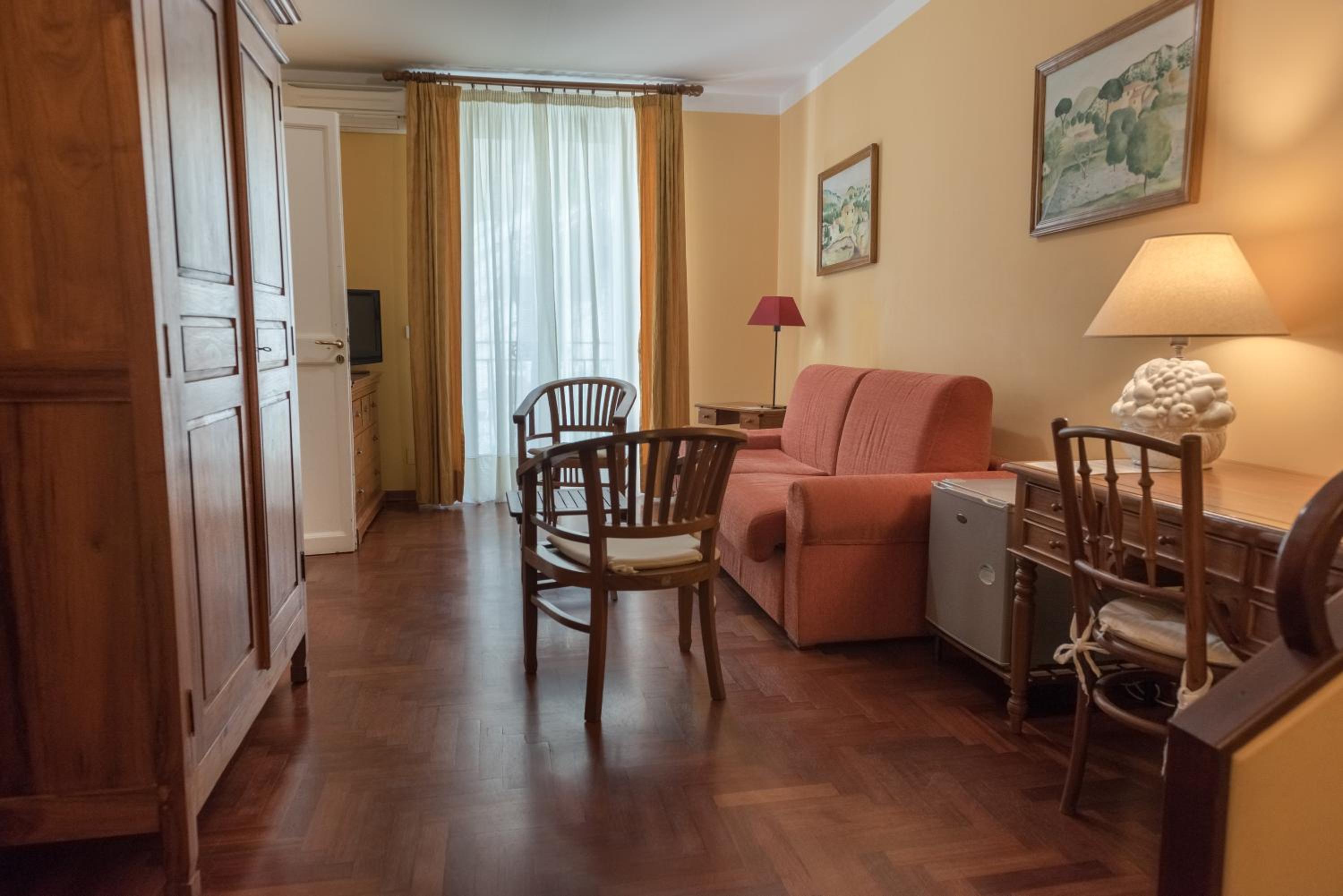 Suite with Balcony - Photo 3