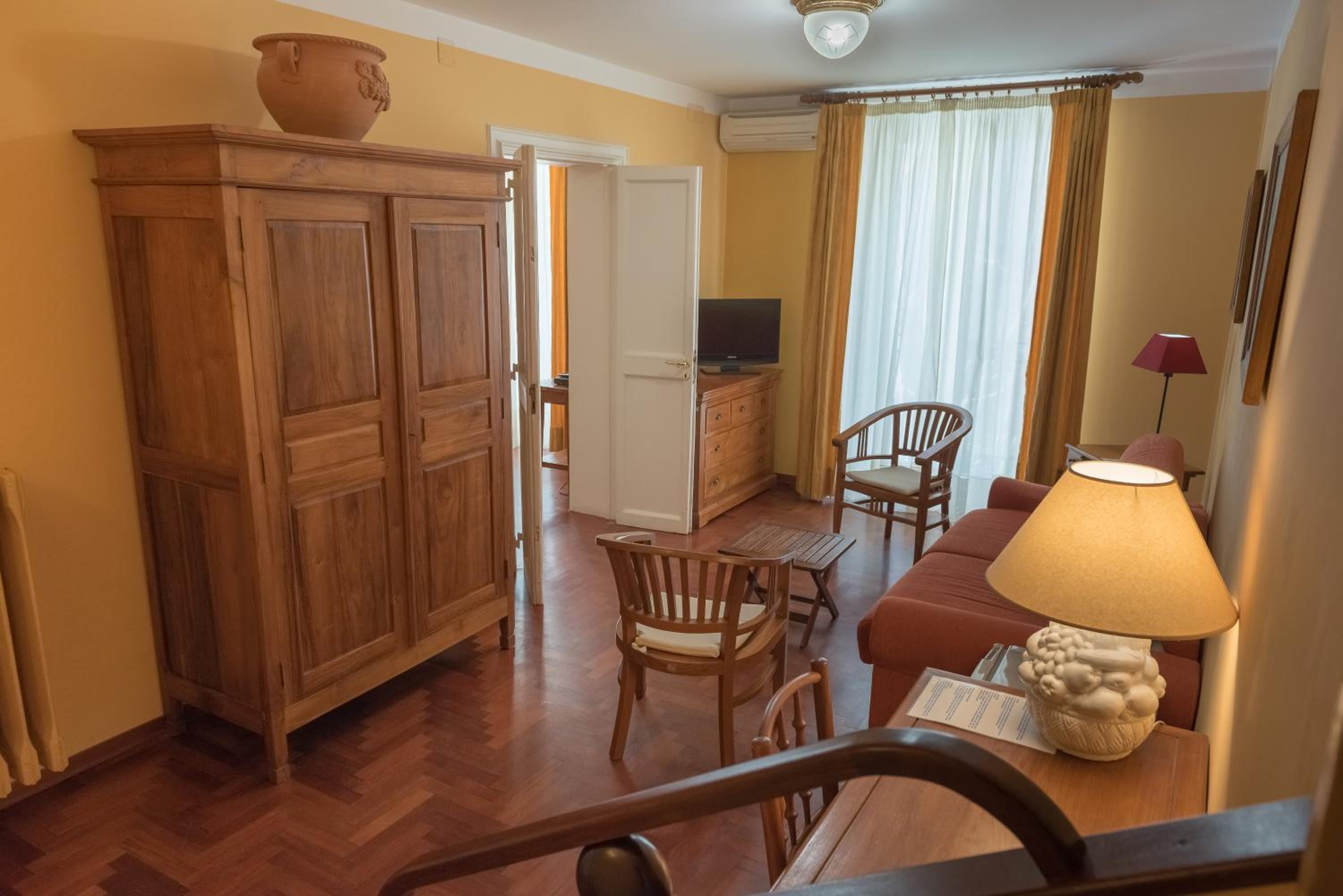 Suite with Balcony - Photo 5