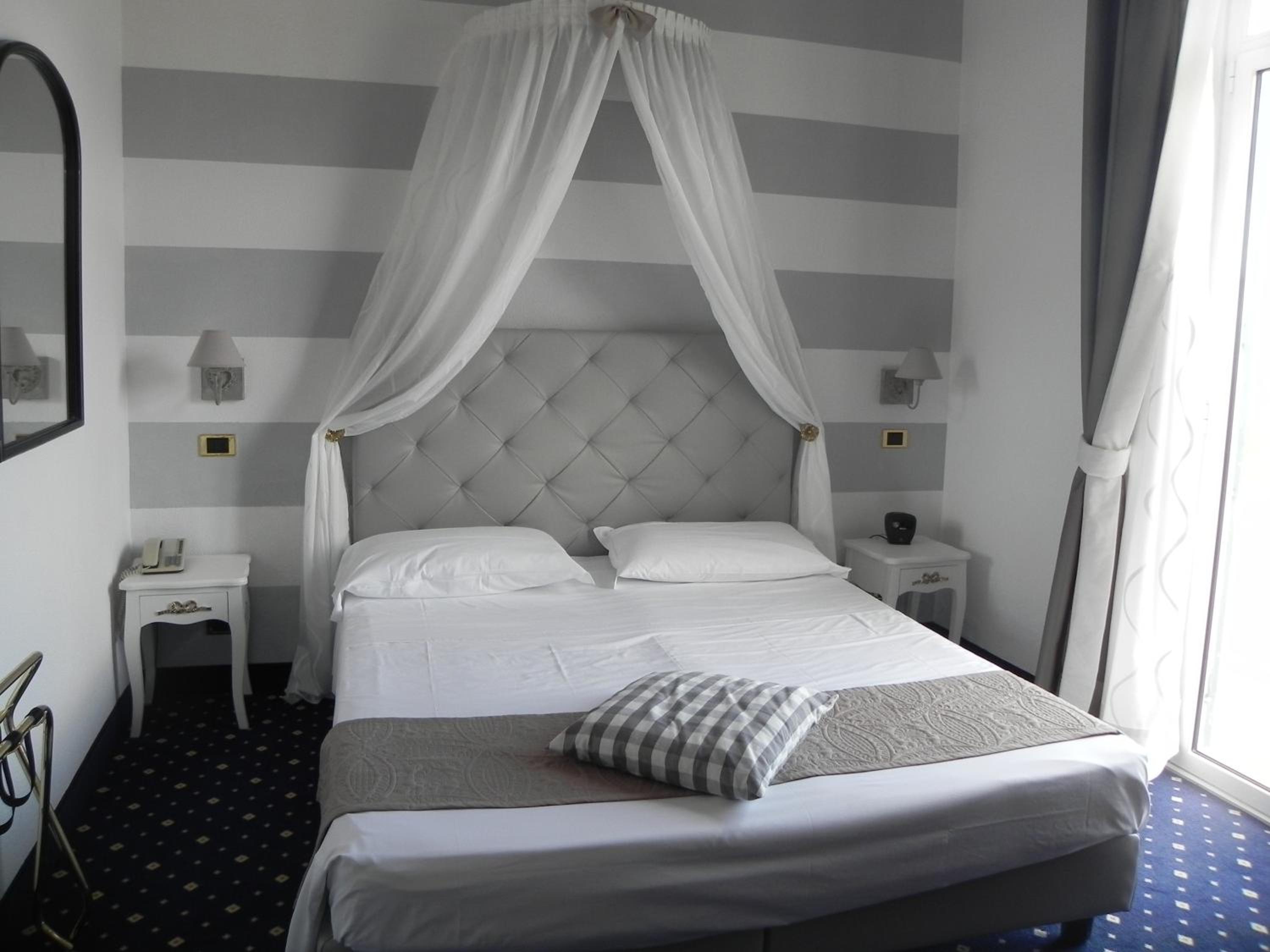 Double or Twin Room with Sea View